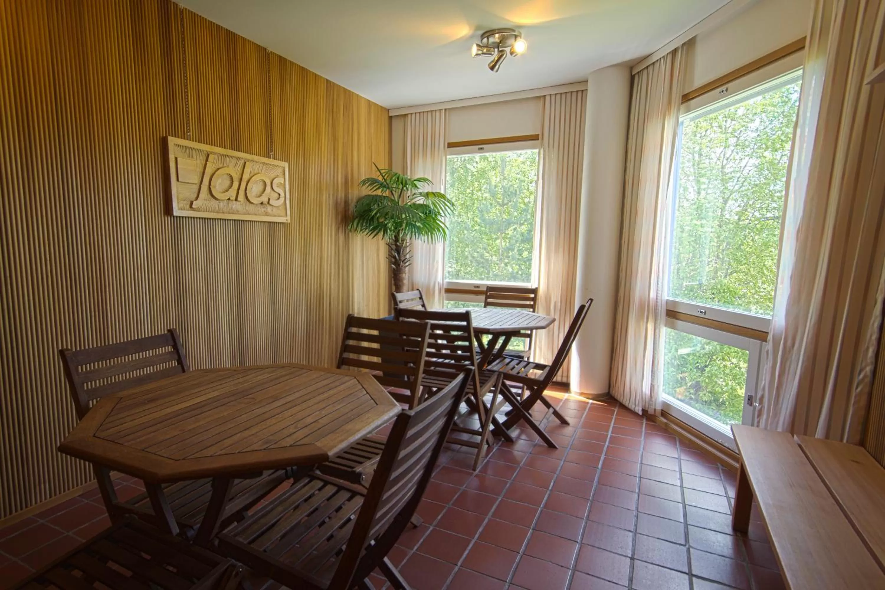 Seating area, Dining Area in Hotelli Pesti