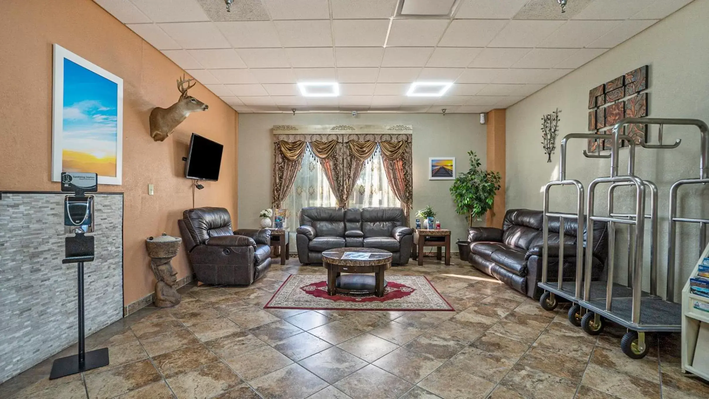 Lobby or reception, Seating Area in Days Inn & Suites by Wyndham Mt Pleasant