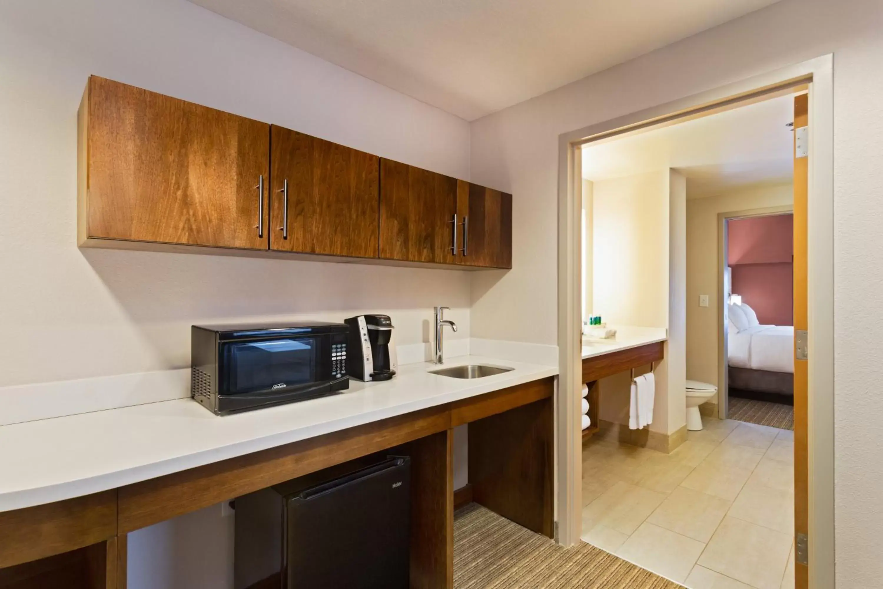 Photo of the whole room, Kitchen/Kitchenette in Holiday Inn Express & Suites Tavares, an IHG Hotel