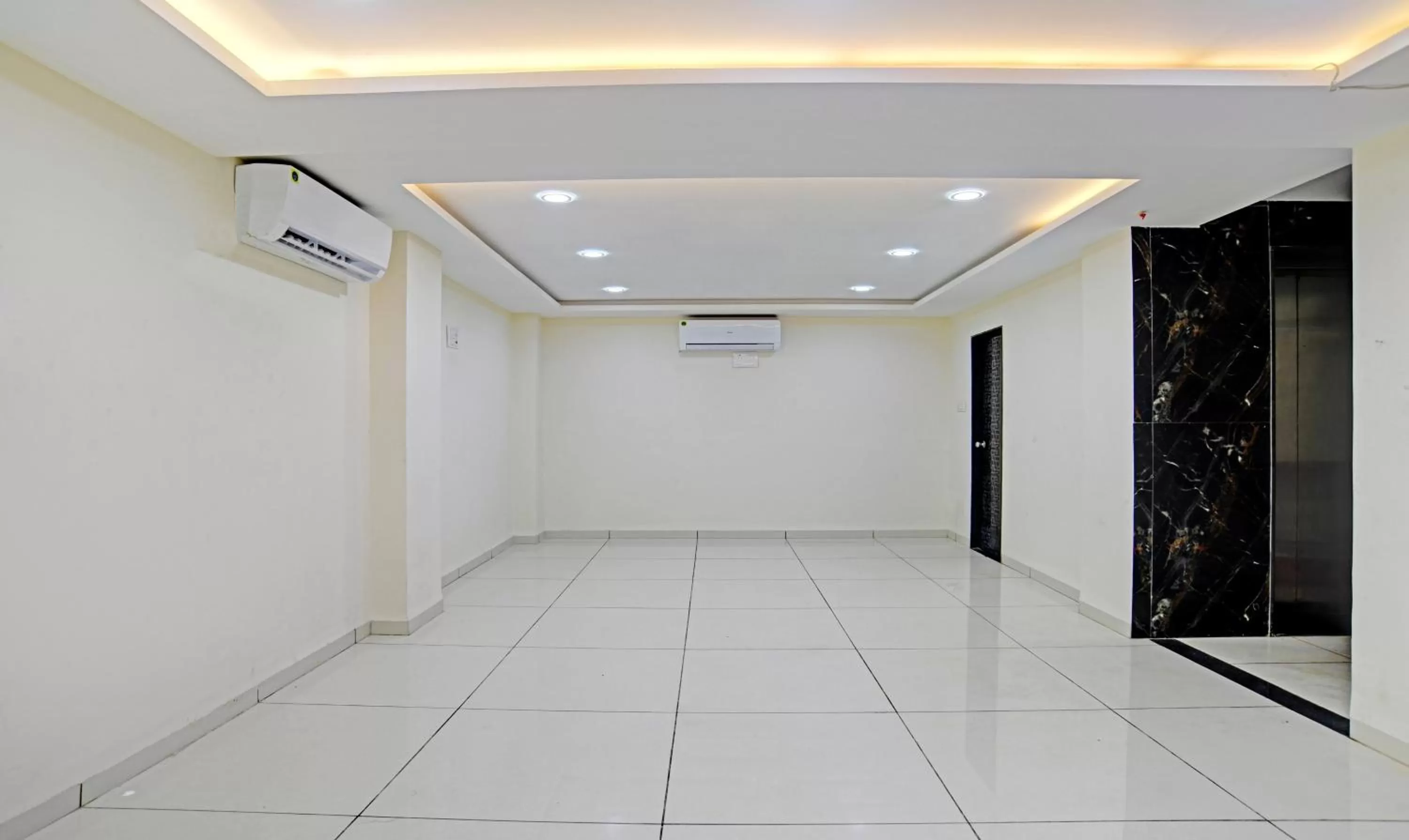 Lobby or reception in Treebo Jayshree Palace C21 Business Park
