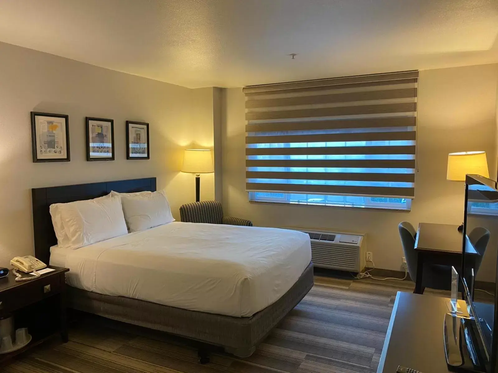 Bed in Hotel Marguerite Anaheim - Garden Grove, Trademark Collection