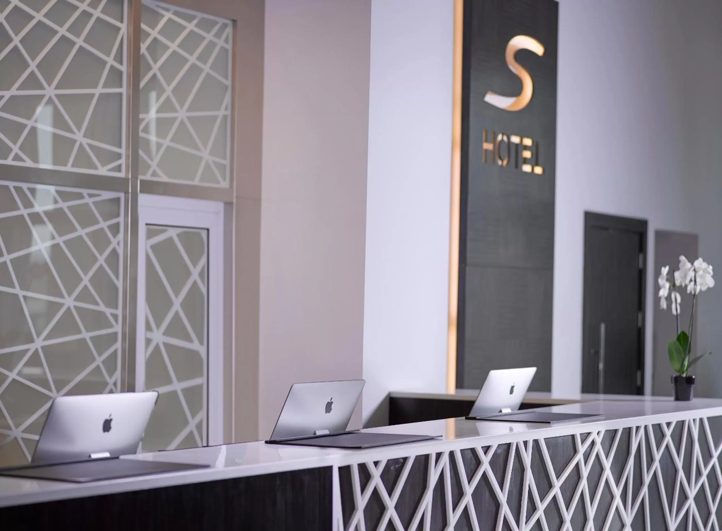 Lobby or reception in S Hotel Bahrain Lobby or reception in S Hotel Bahrain