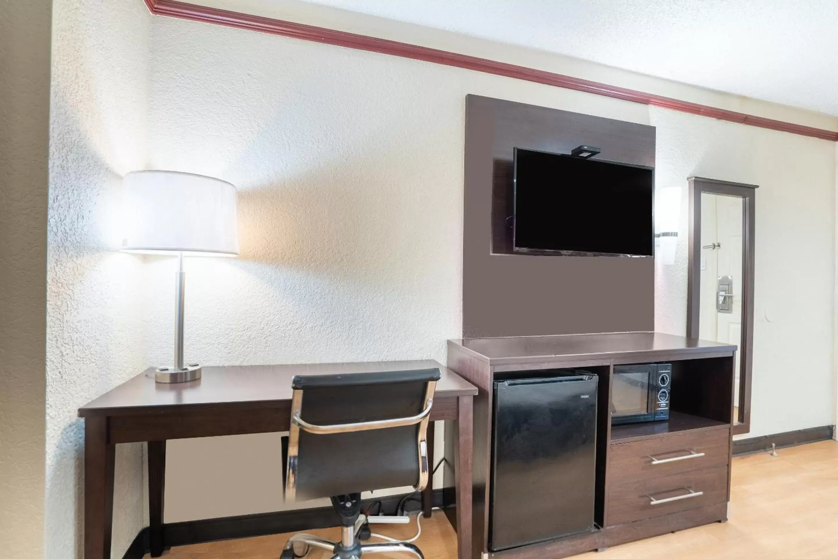 TV and multimedia, TV/Entertainment Center in OYO Hotel Tulsa N Sheridan Rd & Airport