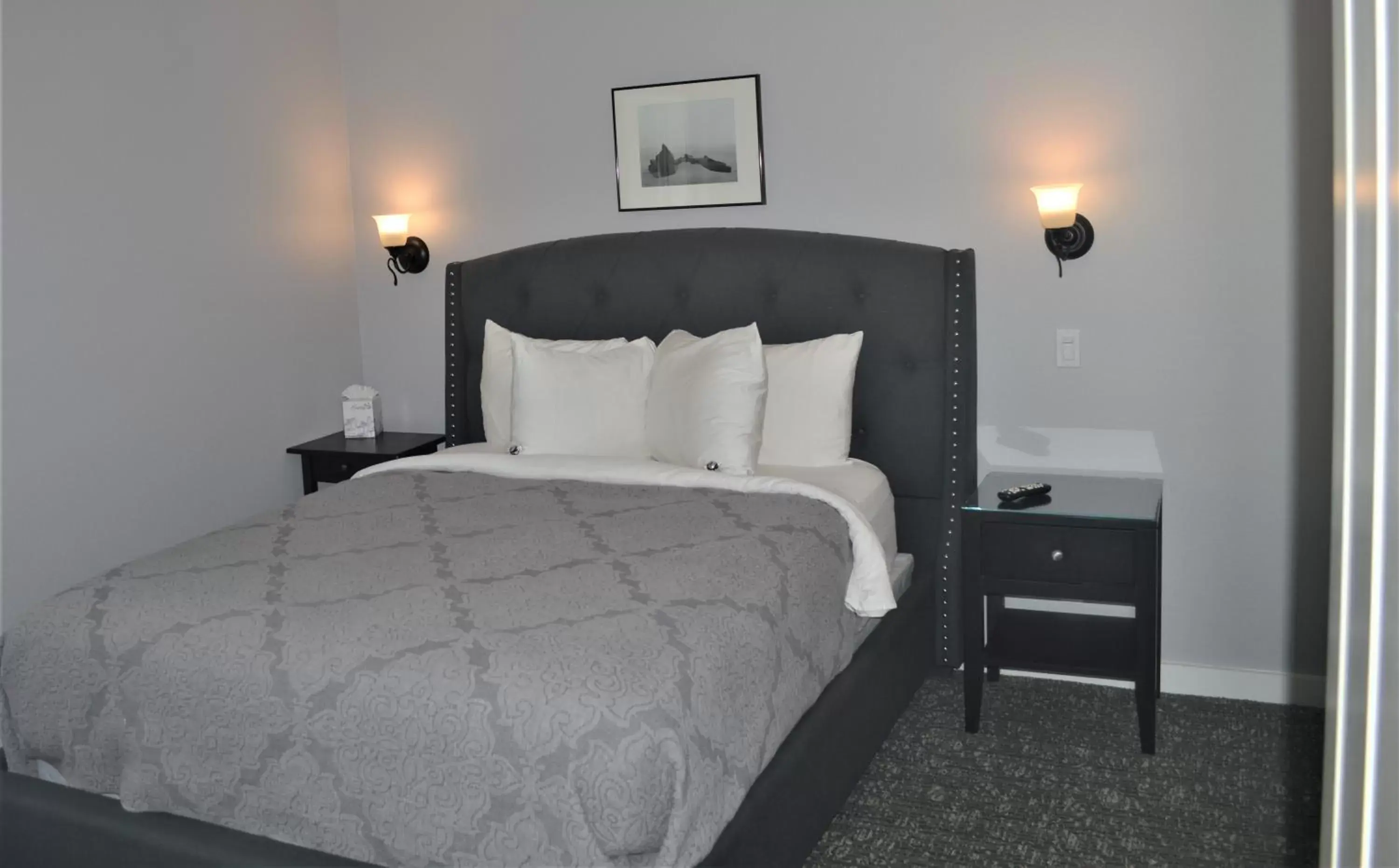 Bed in Starfish Manor Oceanfront Hotel