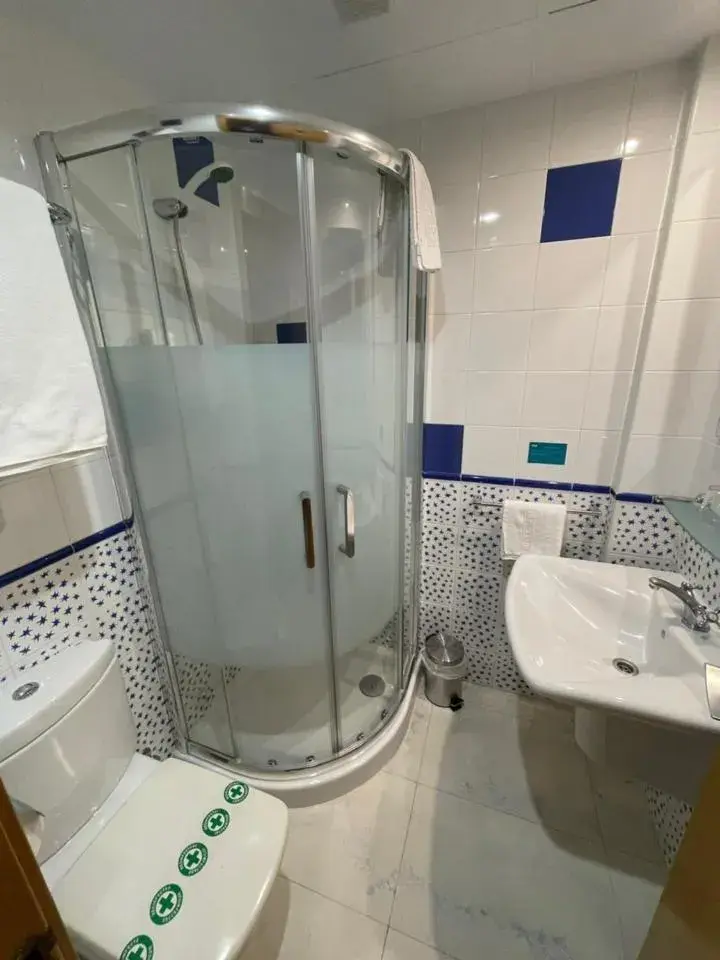 Shower, Bathroom in Hotel Tio Pepe