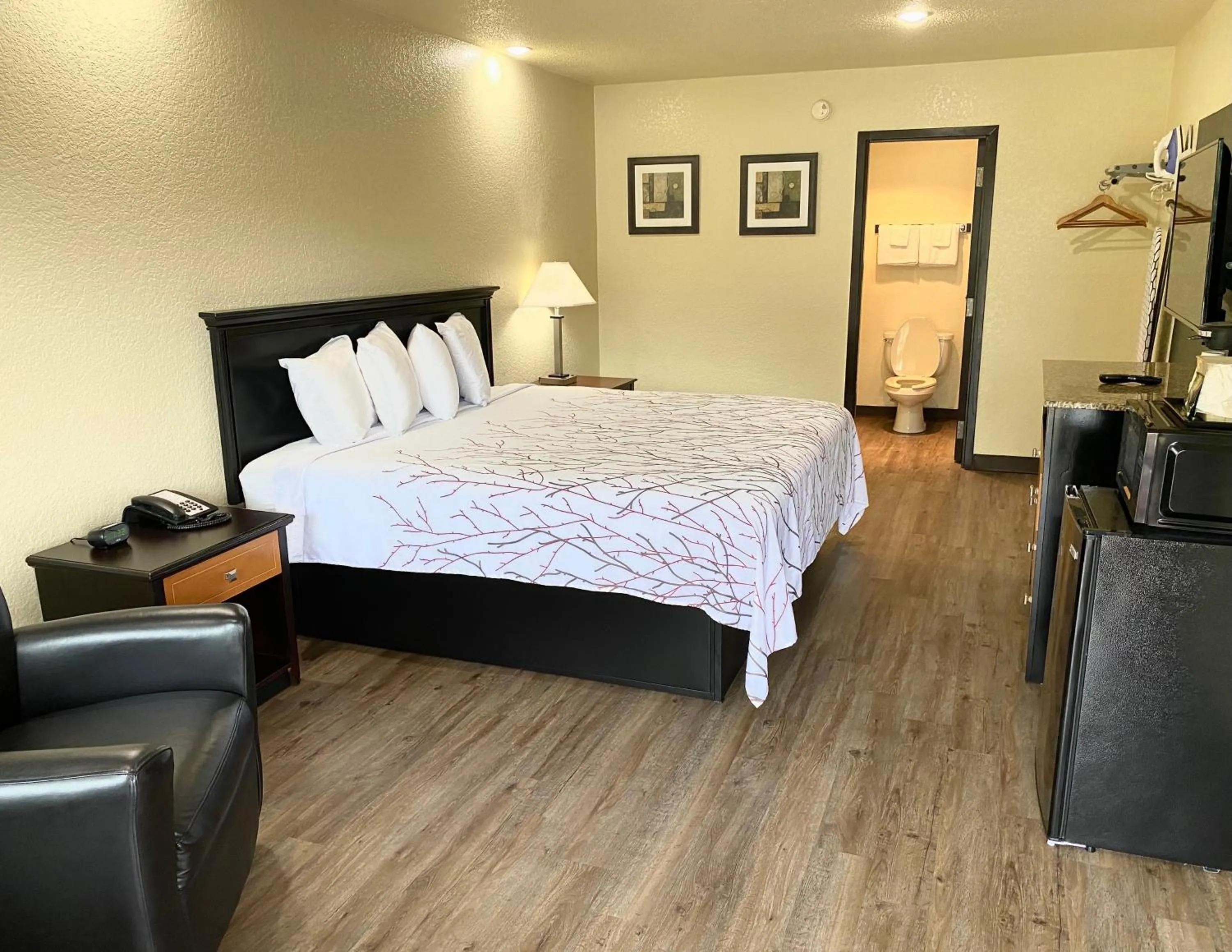 Bed in Travelers Inn Elizabeth City