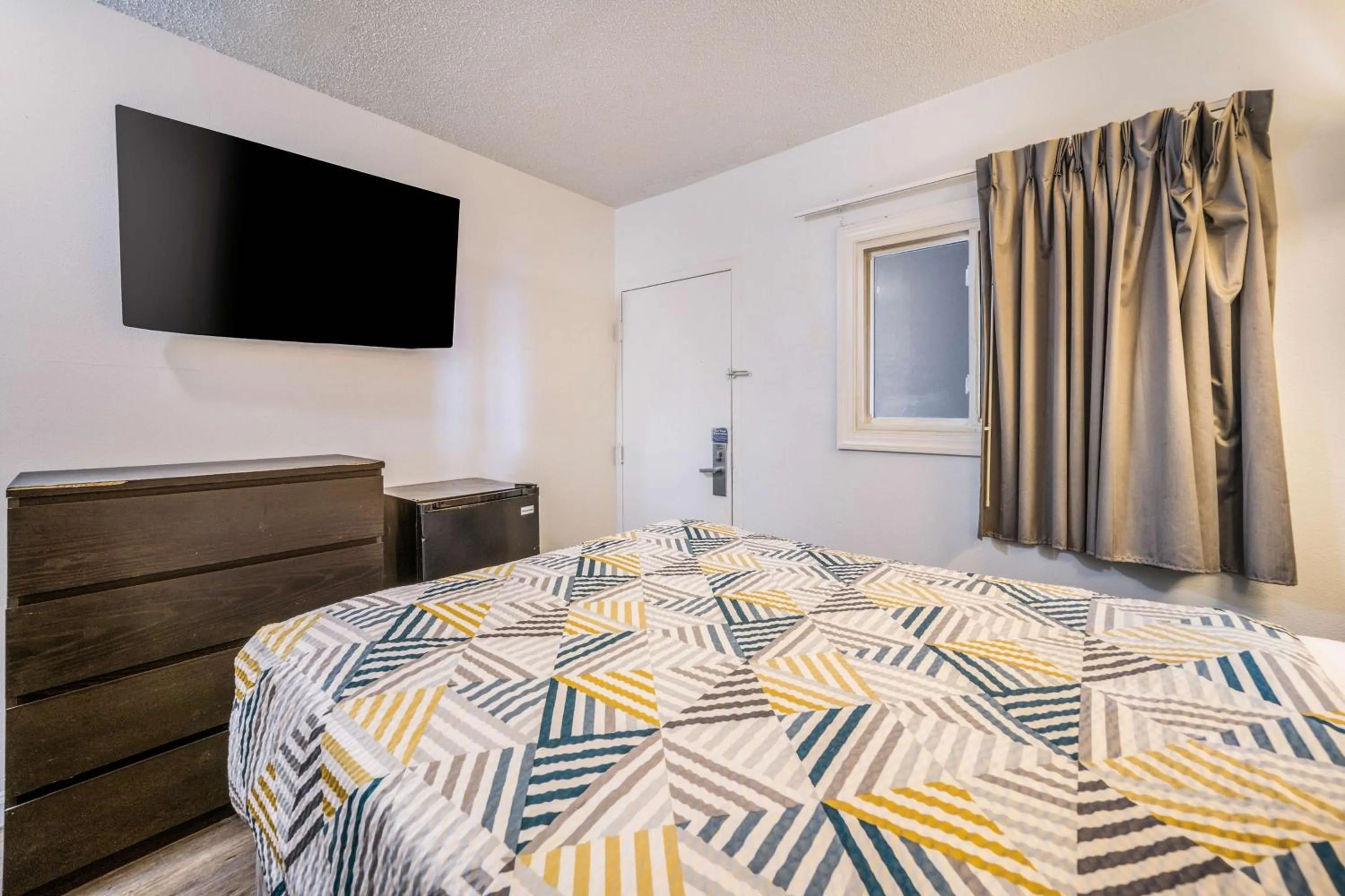 Photo of the whole room, Bed in Motel 6-Toms River, NJ