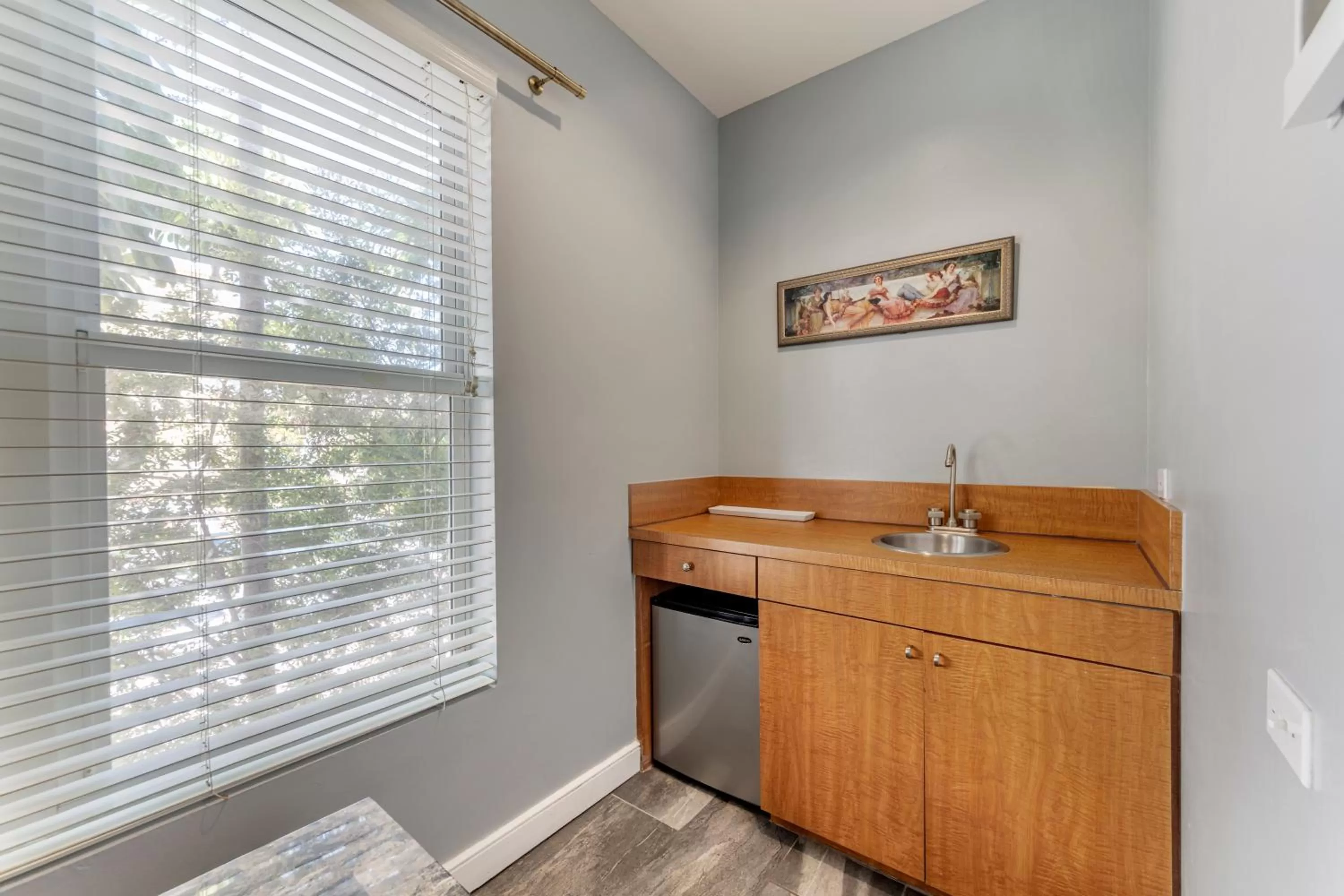 Kitchen or kitchenette, Bathroom in La Flora by LuxUrban