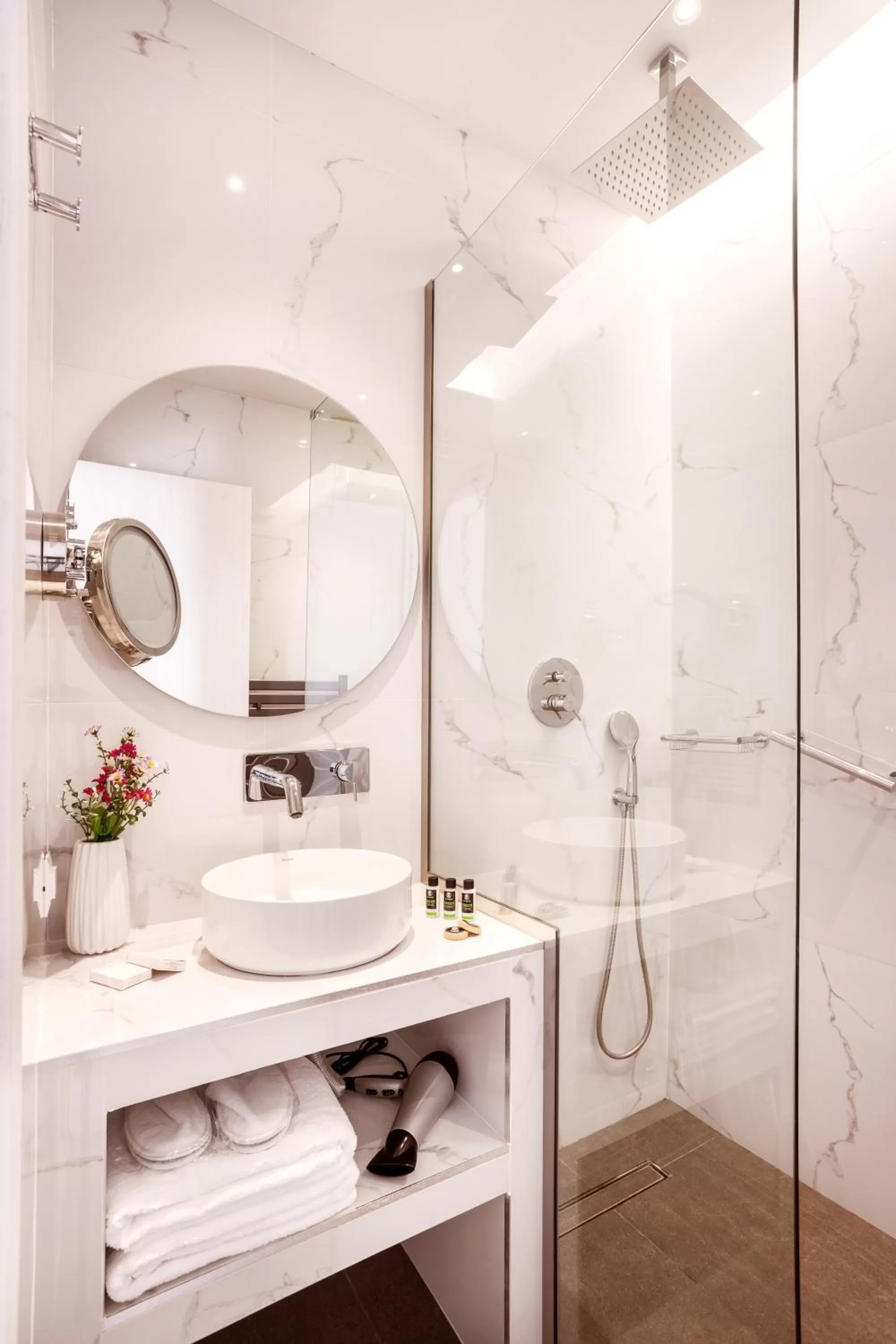 Shower in DAYS City Suites Athens