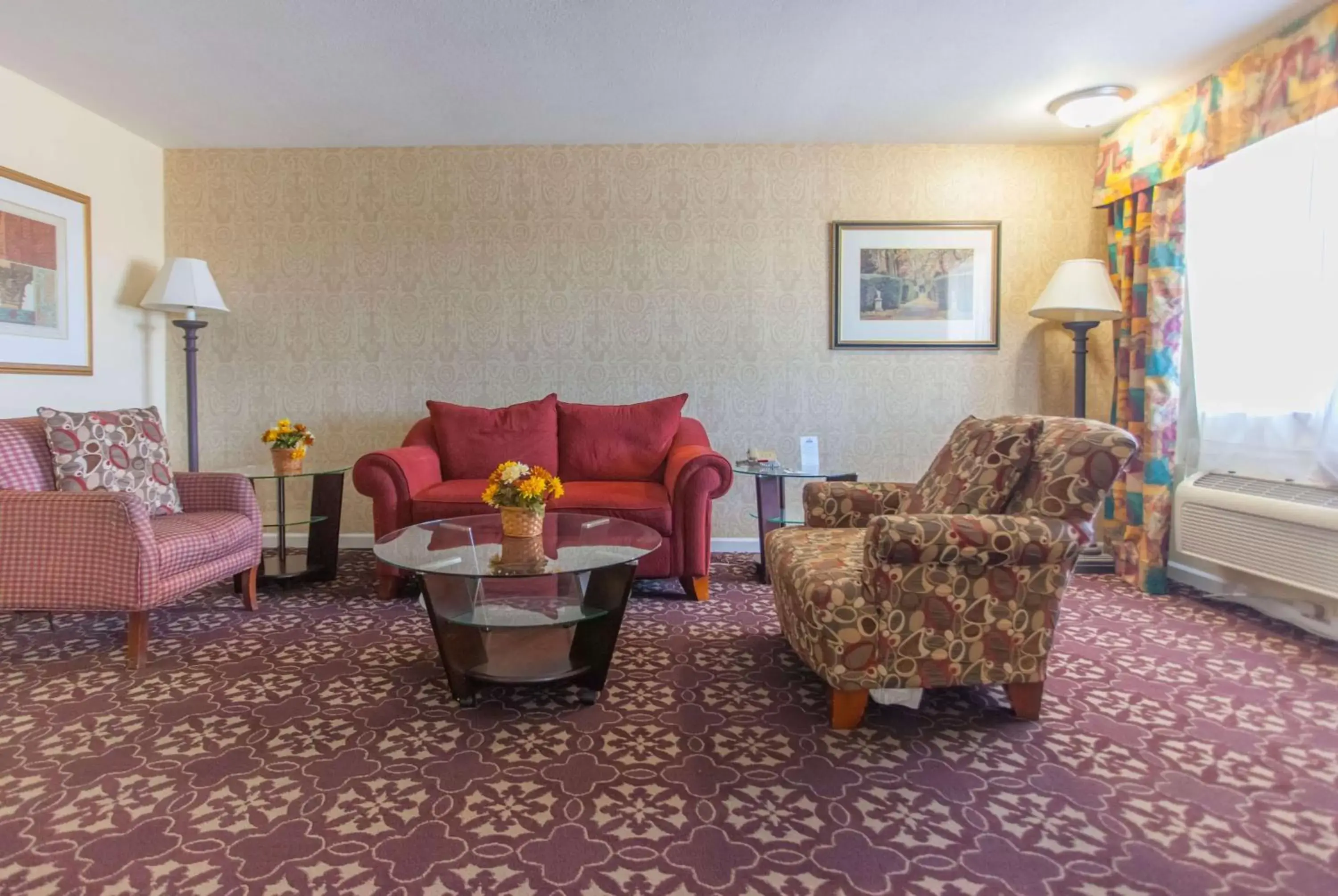 Photo of the whole room, Seating Area in Days Inn by Wyndham Shenandoah