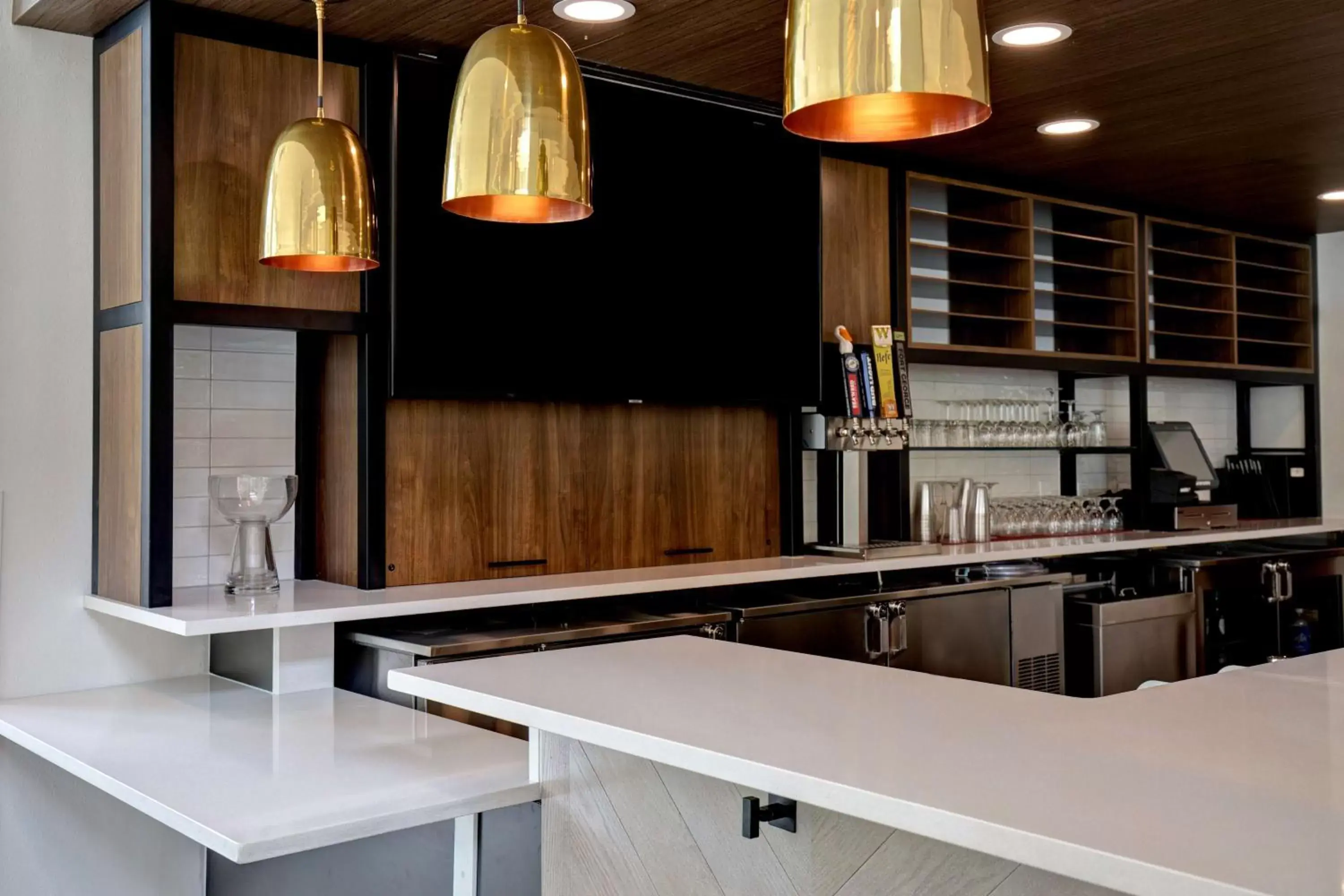 Lounge or bar, Kitchen/Kitchenette in Hilton Garden Inn Portland/Beaverton