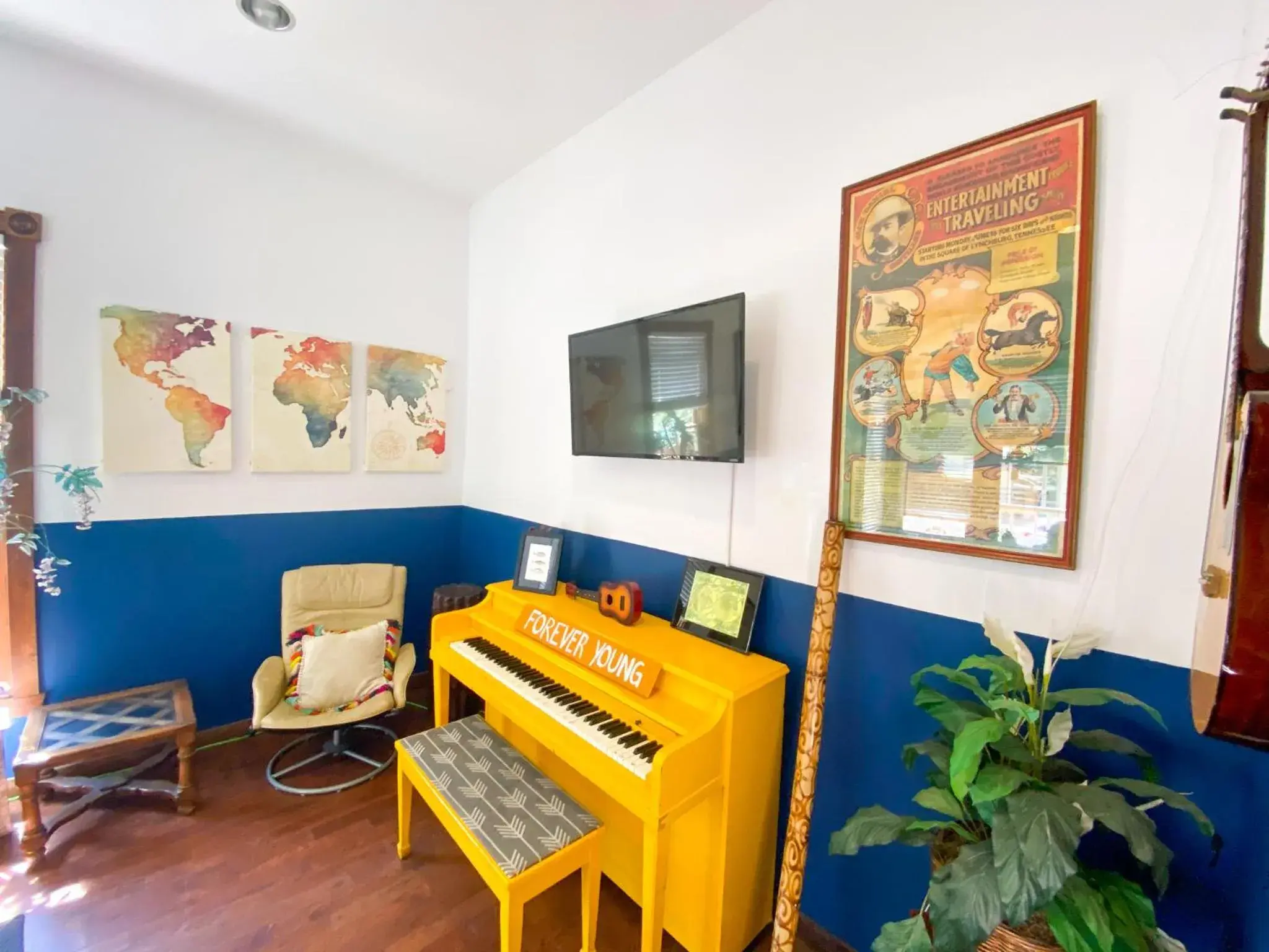 Communal lounge/ TV room, Seating Area in International Travelers House Adventure Hostel