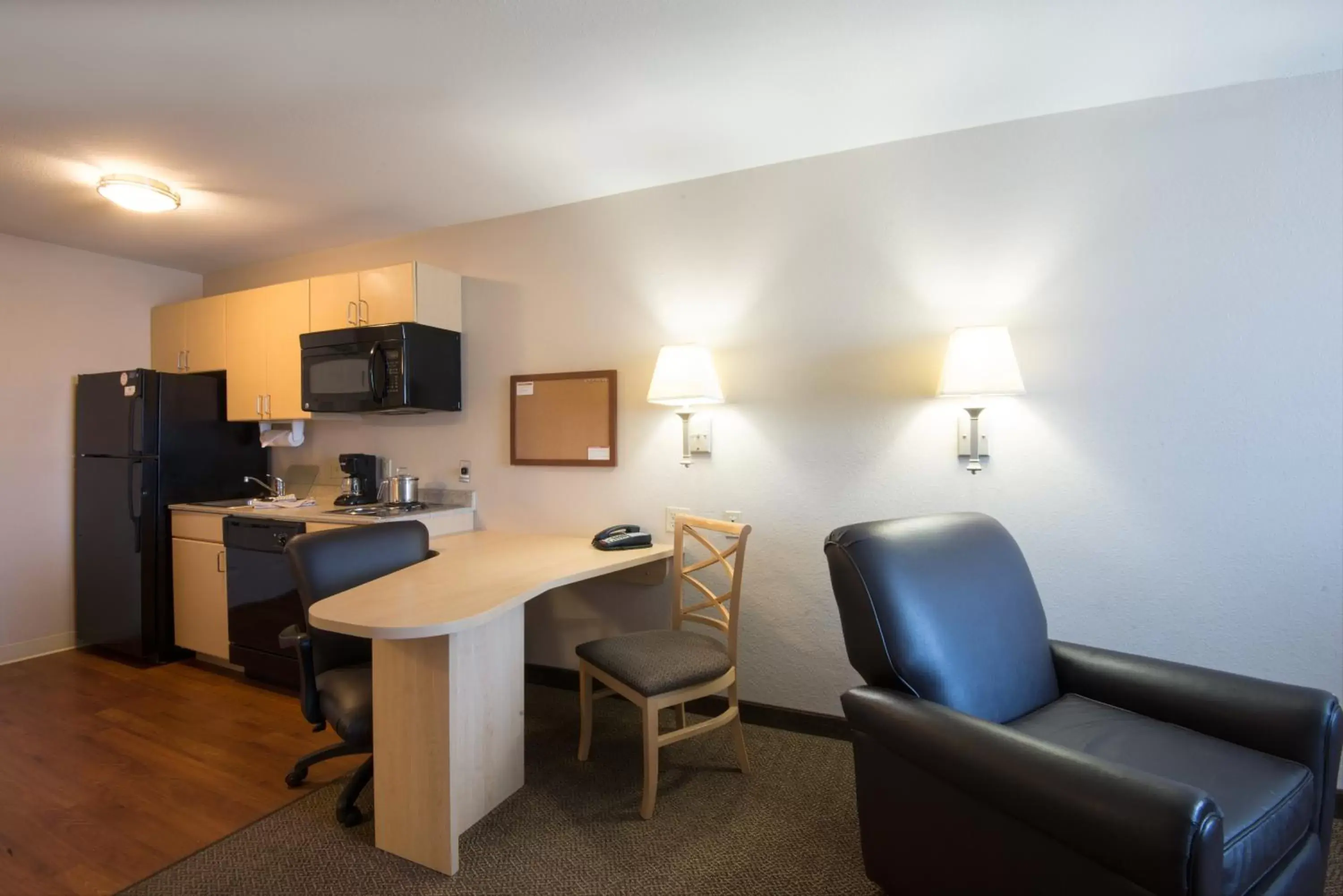 Photo of the whole room, Kitchen/Kitchenette in Candlewood Suites Sheridan, an IHG Hotel