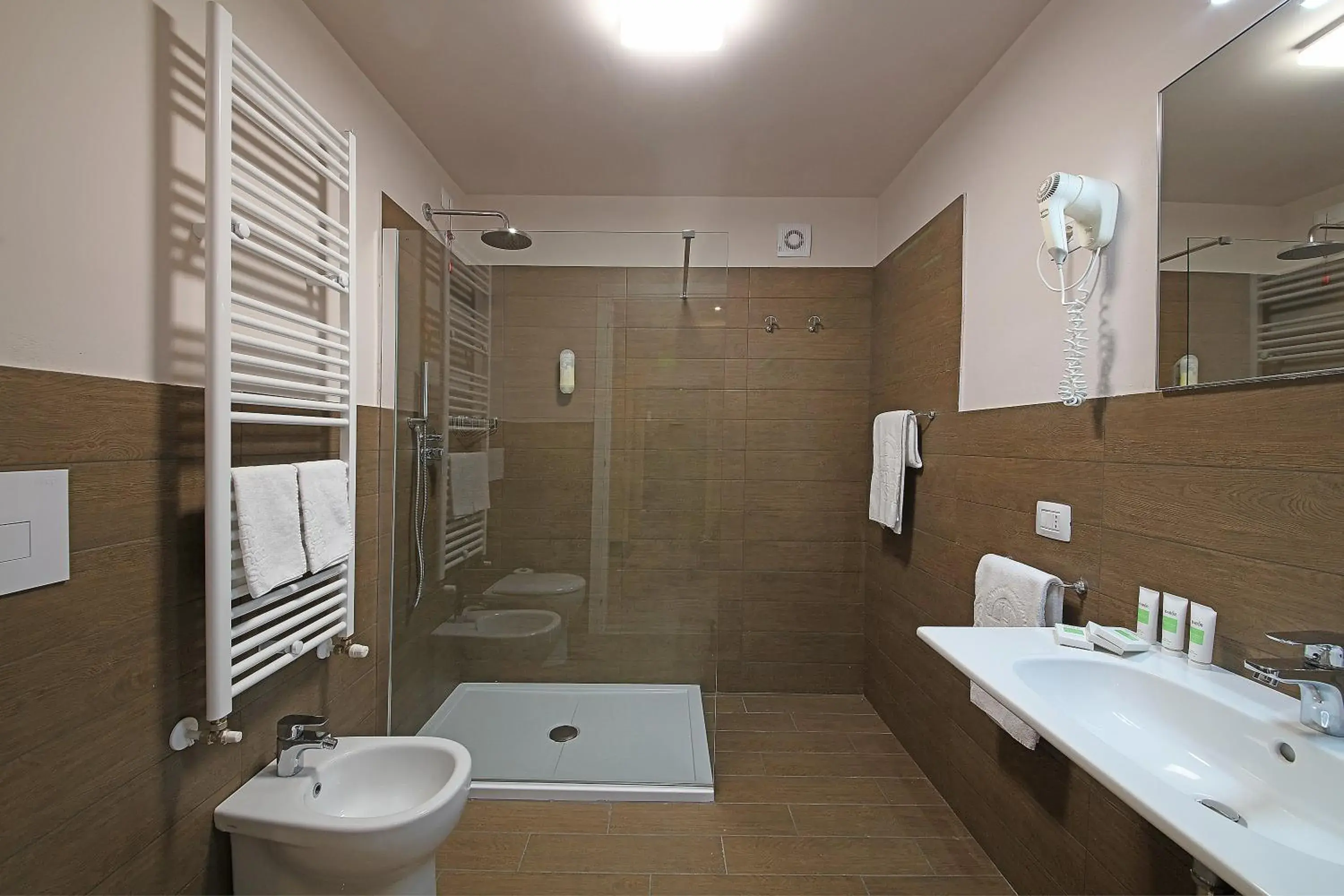 Shower, Bathroom in Hotel Splendid Sole