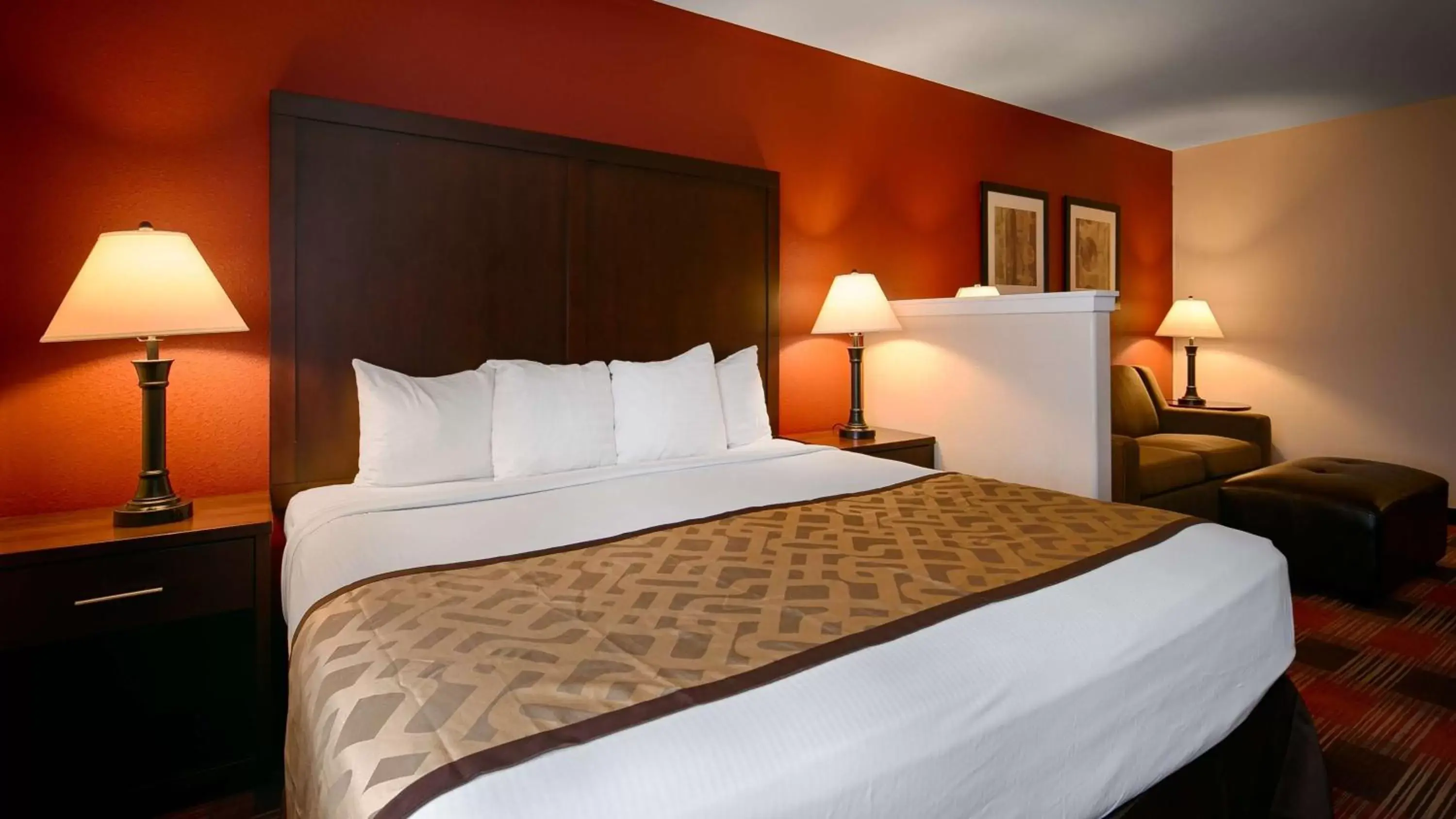 Photo of the whole room, Bed in Best Western Dallas Inn & Suites