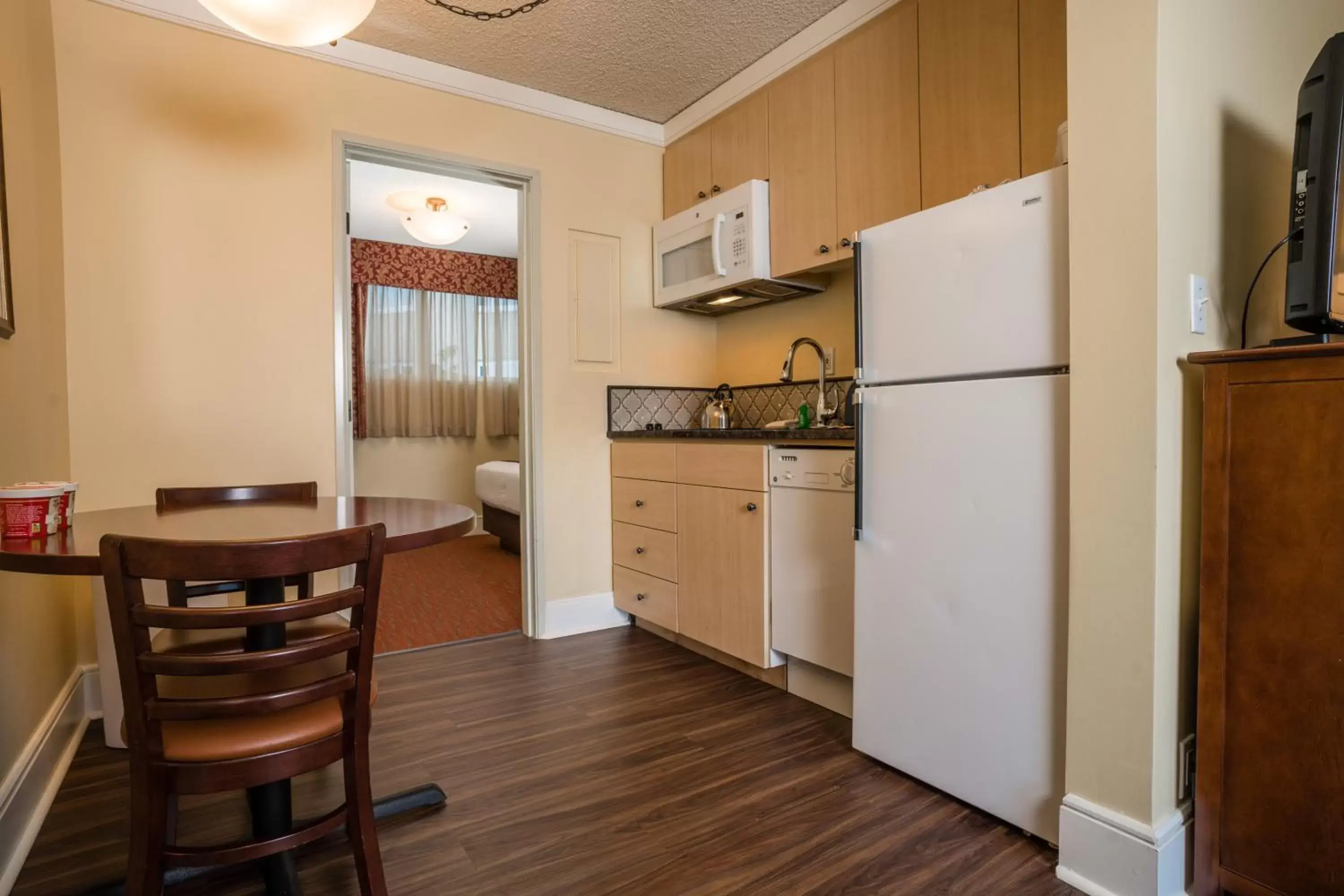 Kitchen or kitchenette, Kitchen/Kitchenette in Park Lane Suites & Inn