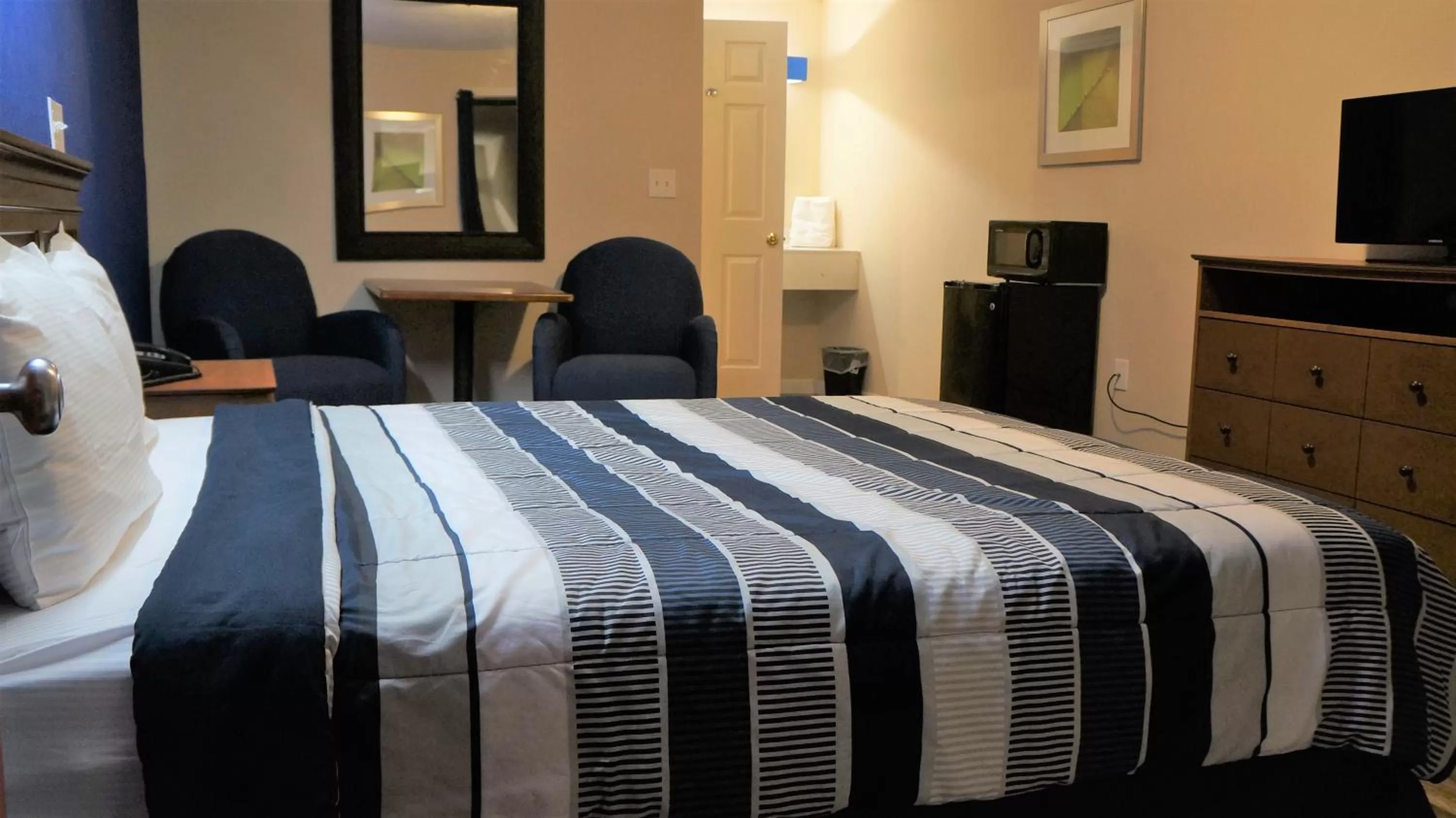 View (from property/room), Bed in Classic Motor Lodge Providence - West Greenwich