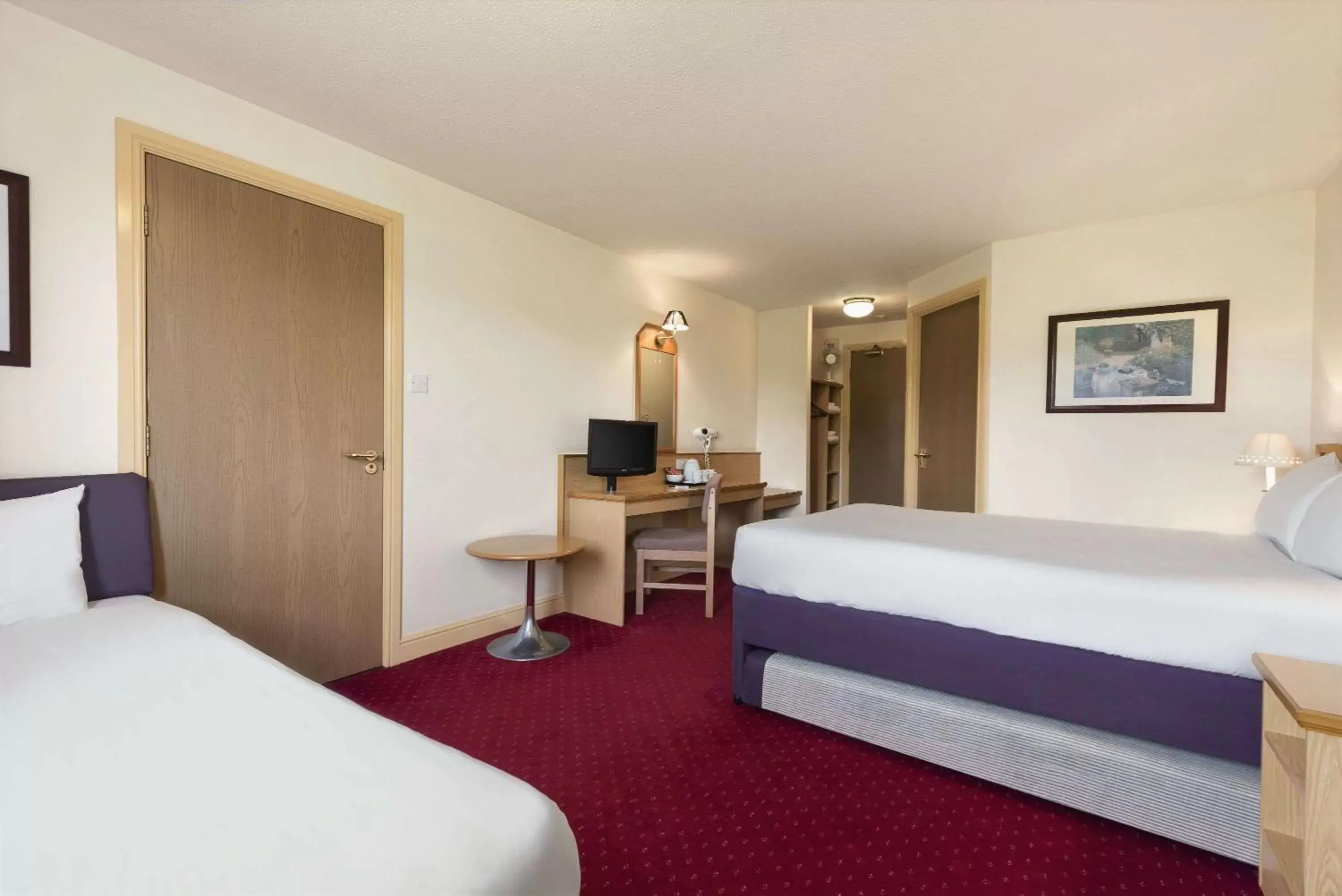 Photo of the whole room, Bed in Days Inn Tewkesbury