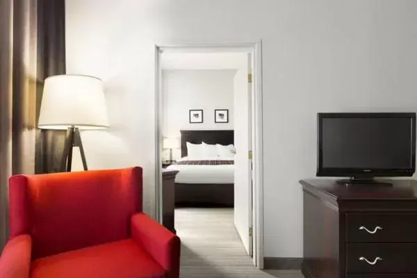 Bedroom, TV/Entertainment Center in Country Inn & Suites by Radisson, Kearney, NE