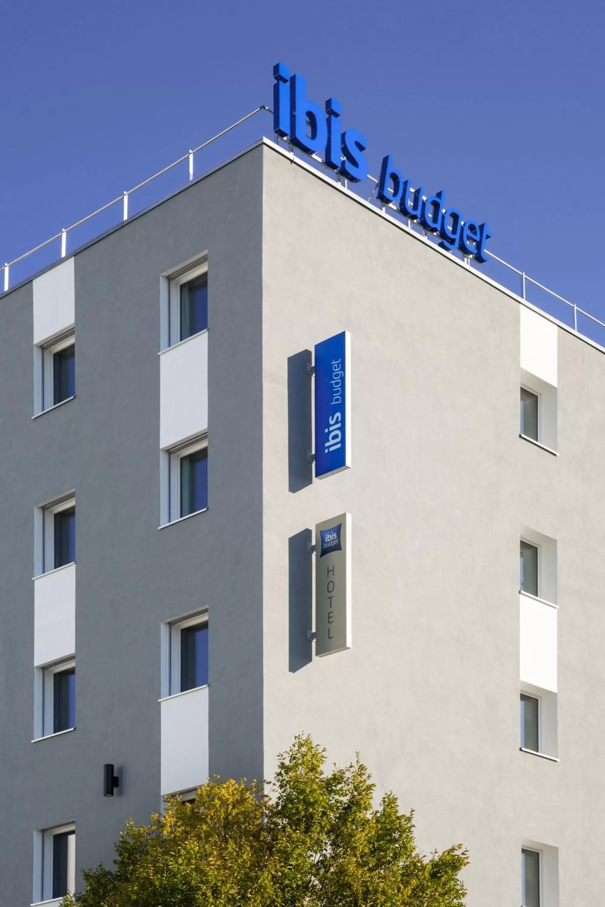 Facade/entrance, Property Building in ibis budget Fribourg