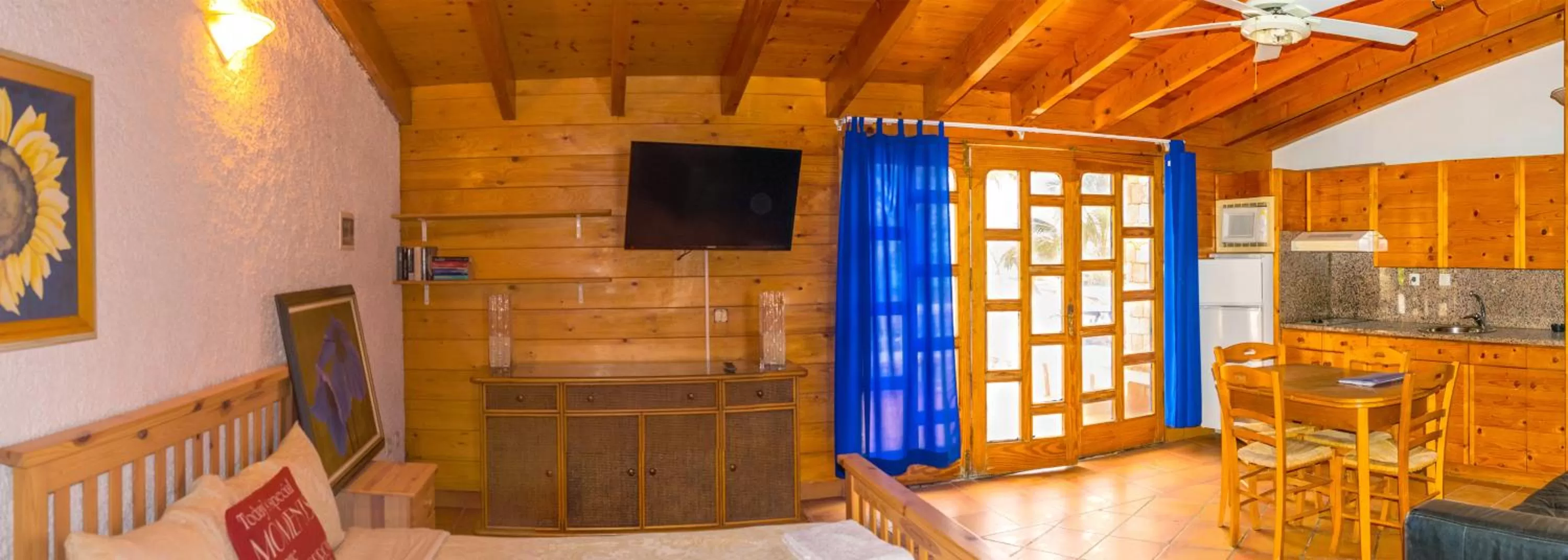 Kitchen or kitchenette, TV/Entertainment Center in Sal Beach Club