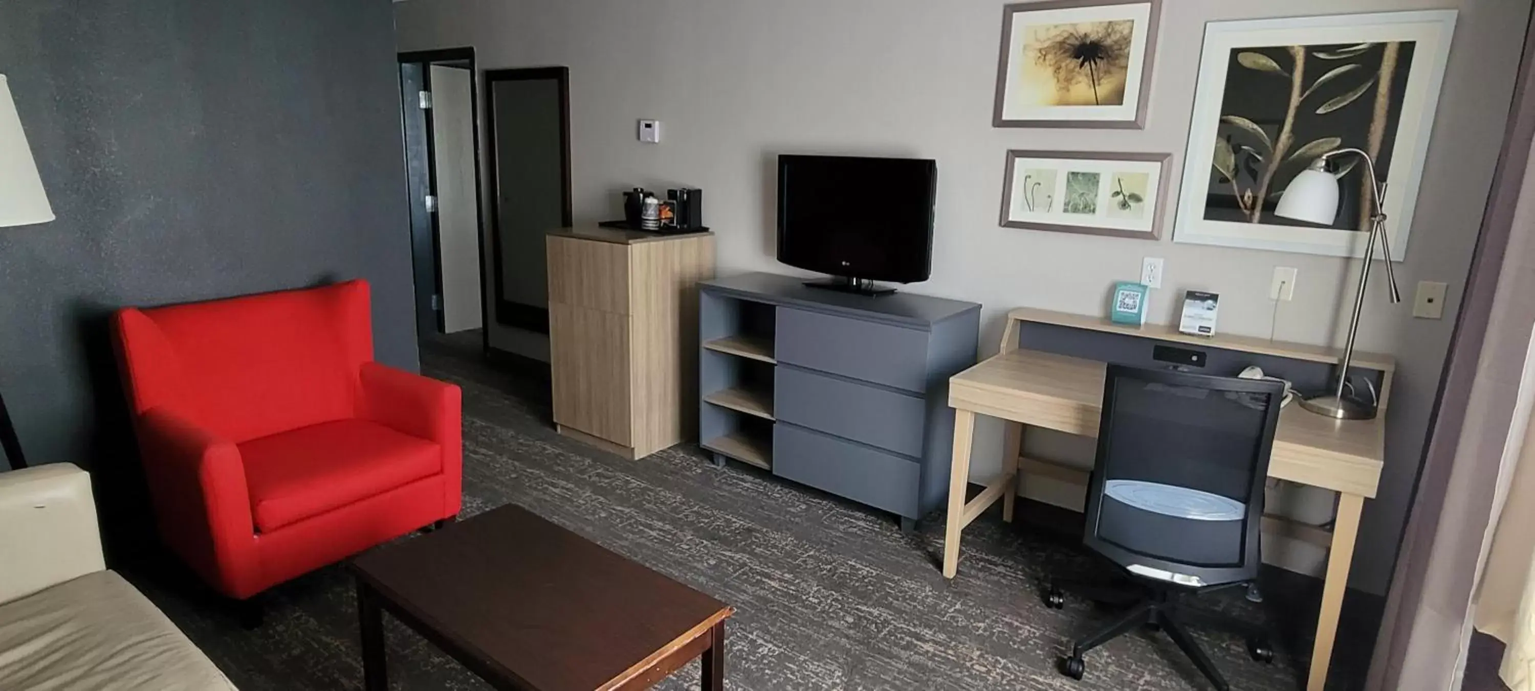 Seating area, TV/Entertainment Center in Country Inn & Suites by Radisson, Canton, GA