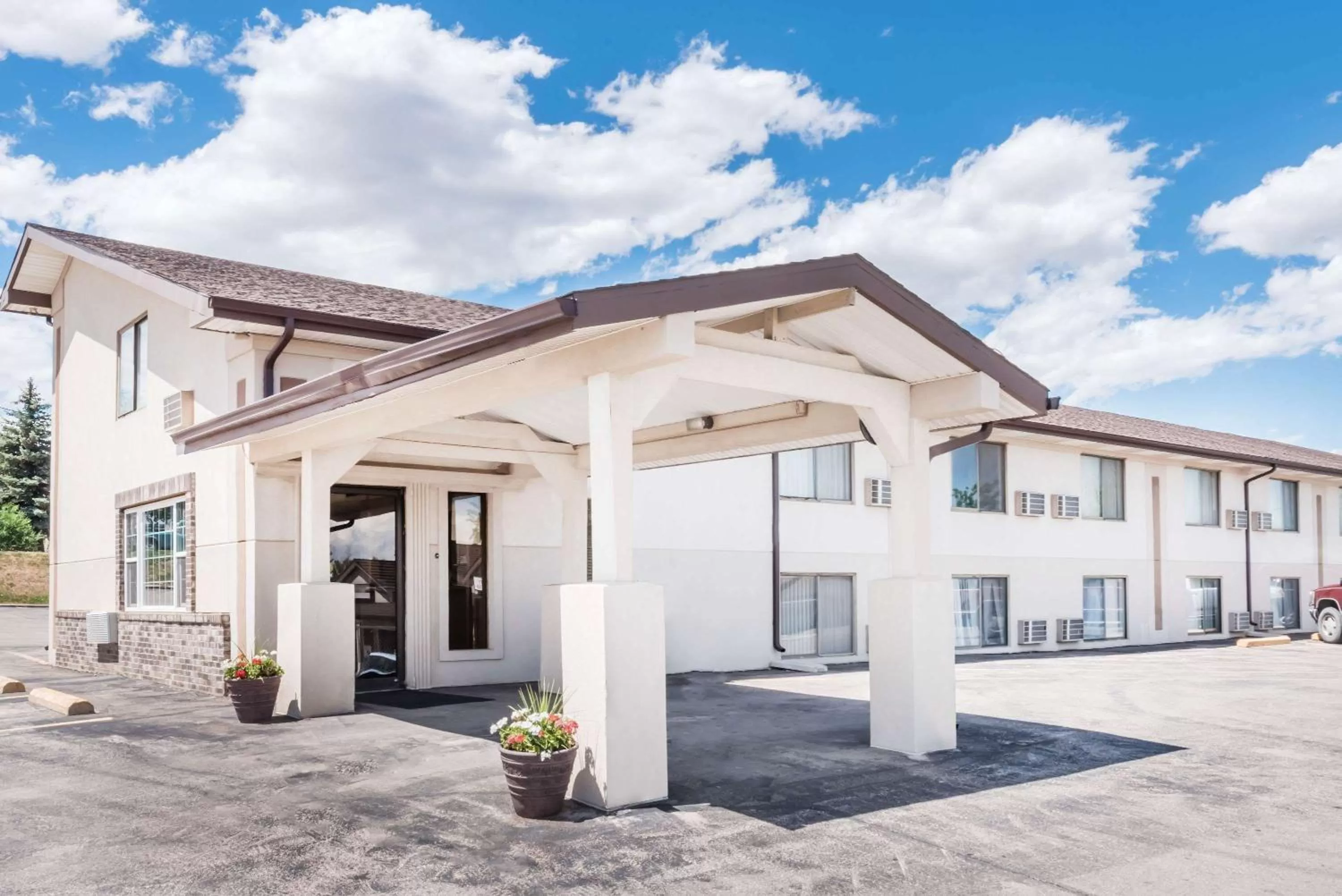 Property building in Super 8 by Wyndham Belle Fourche SD