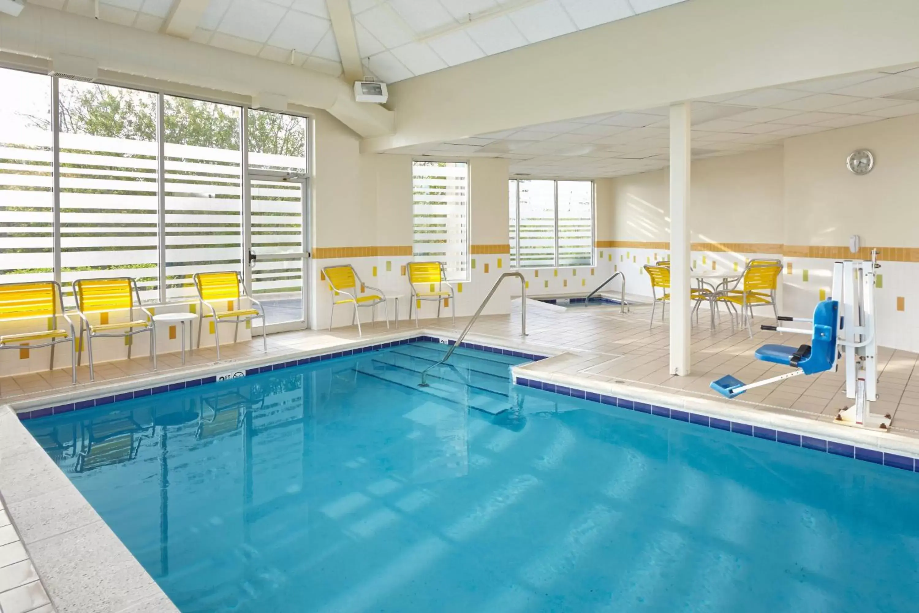 Swimming Pool in Fairfield Inn and Suites Chicago Lombard