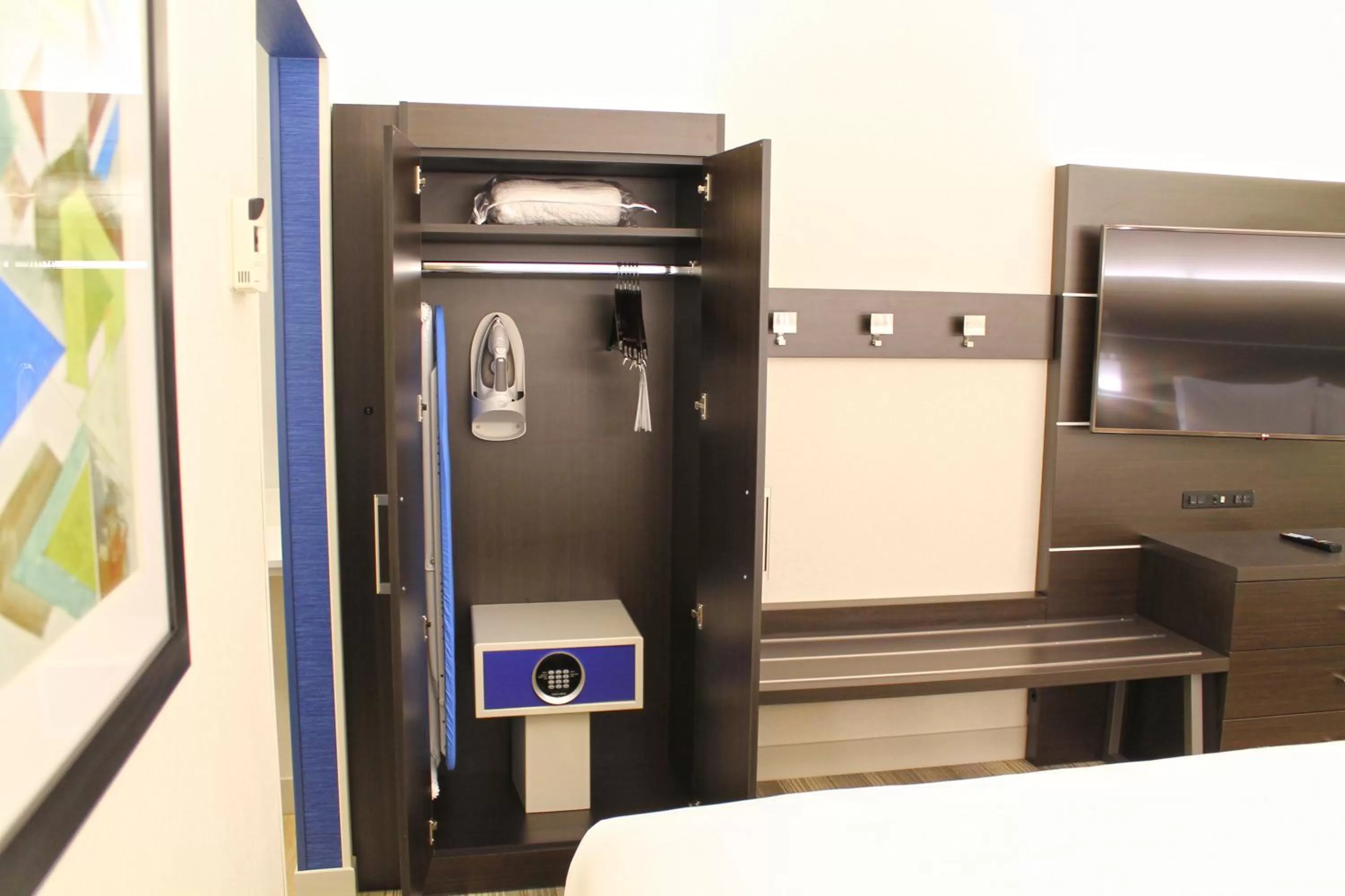 Bedroom in Holiday Inn Express & Suites - St. Louis South - I-55 by IHG