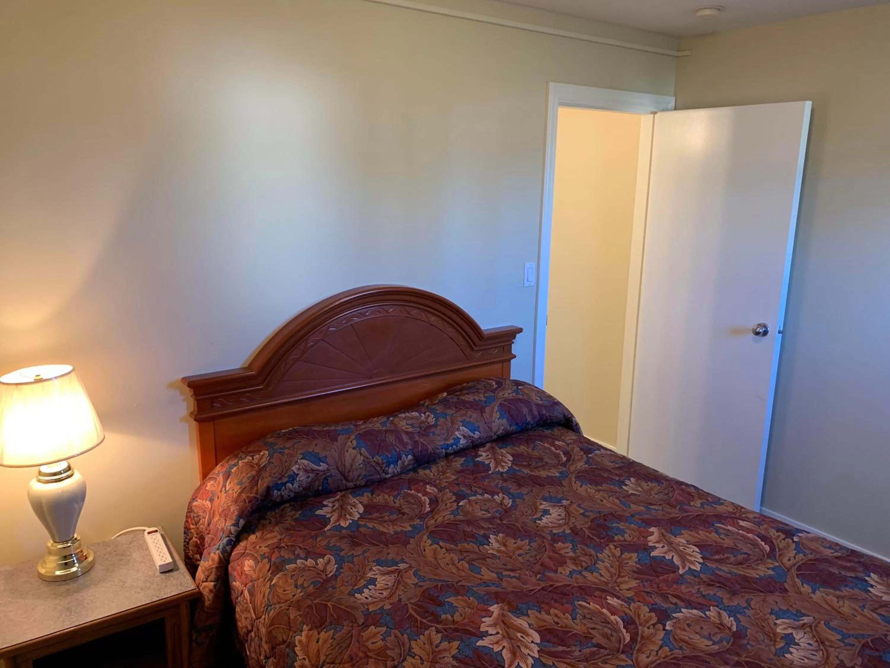 Bedroom, Bed in Red Deer Inn & Suites