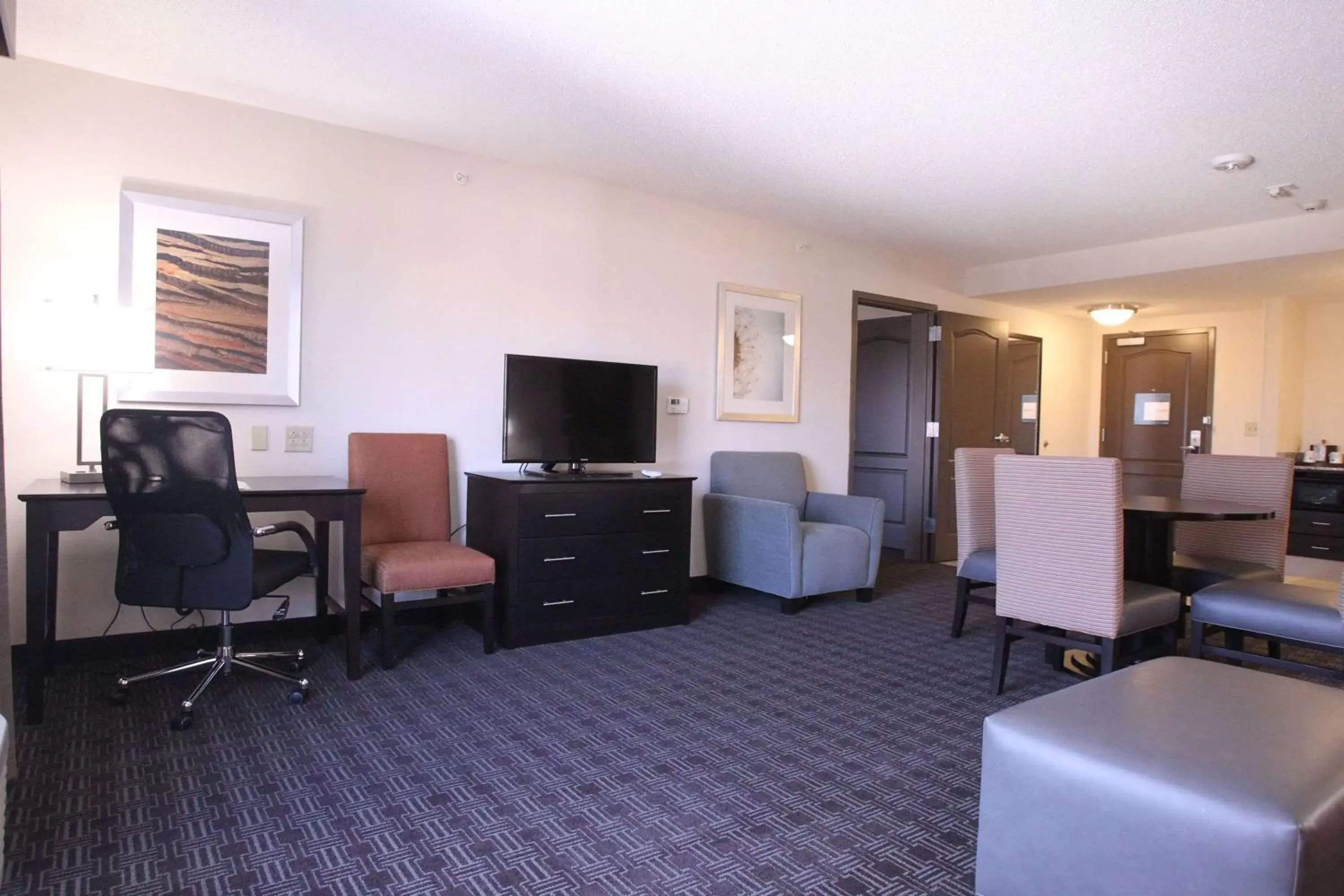 Living room, TV/Entertainment Center in Hampton Inn & Suites Seneca-Clemson Area