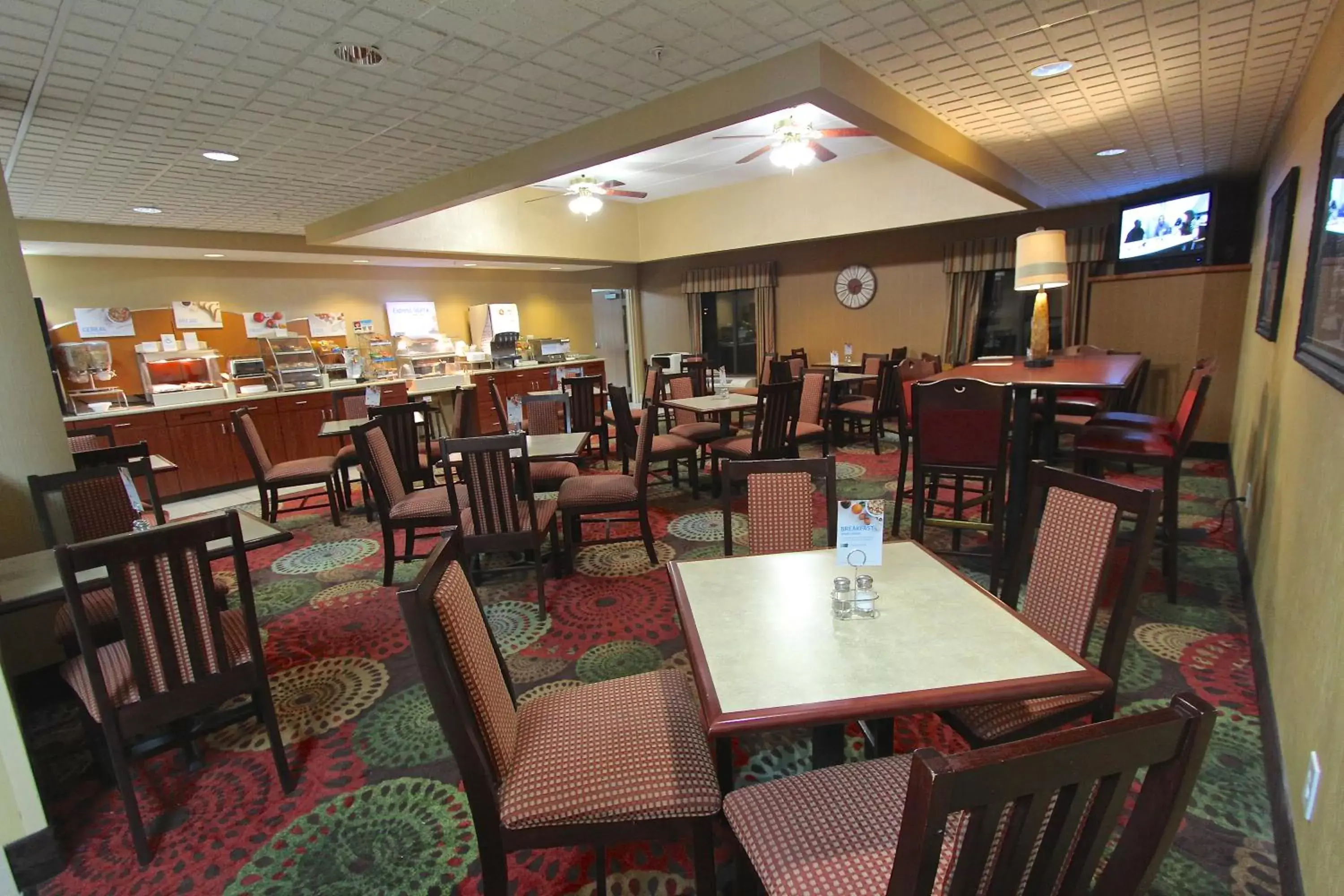 Buffet breakfast, Restaurant/Places to Eat in Baymont Inn & Suites by Wyndham Findlay