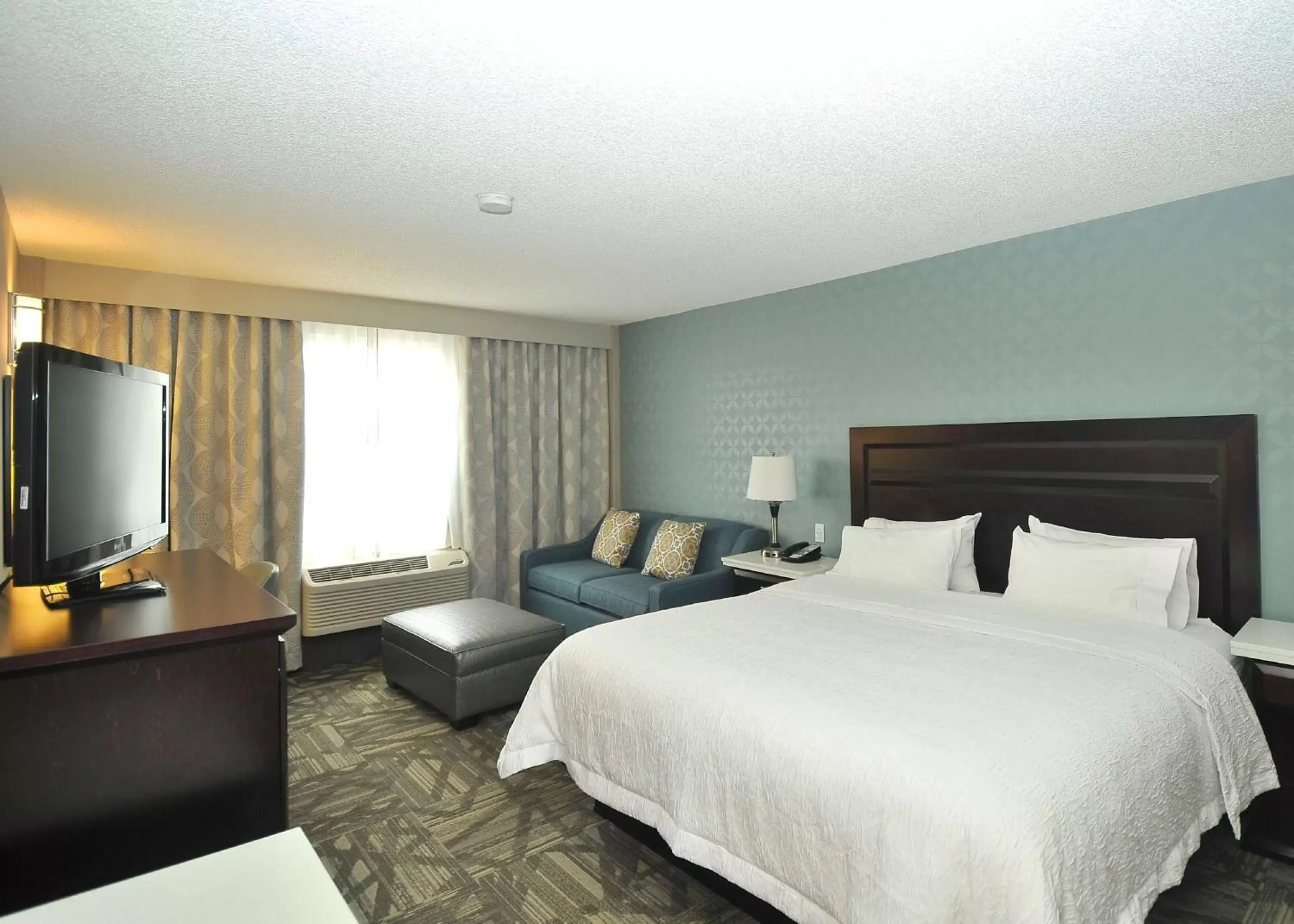 Bed in Hampton Inn & Suites by Hilton Calgary-Airport