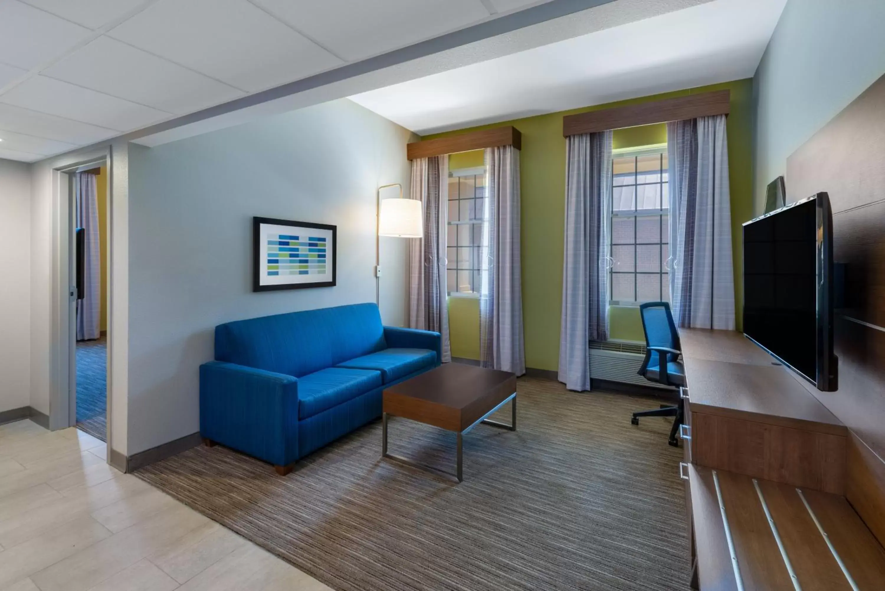 Photo of the whole room, Seating Area in Holiday Inn Express State College at Williamsburg Square, an IHG Hotel