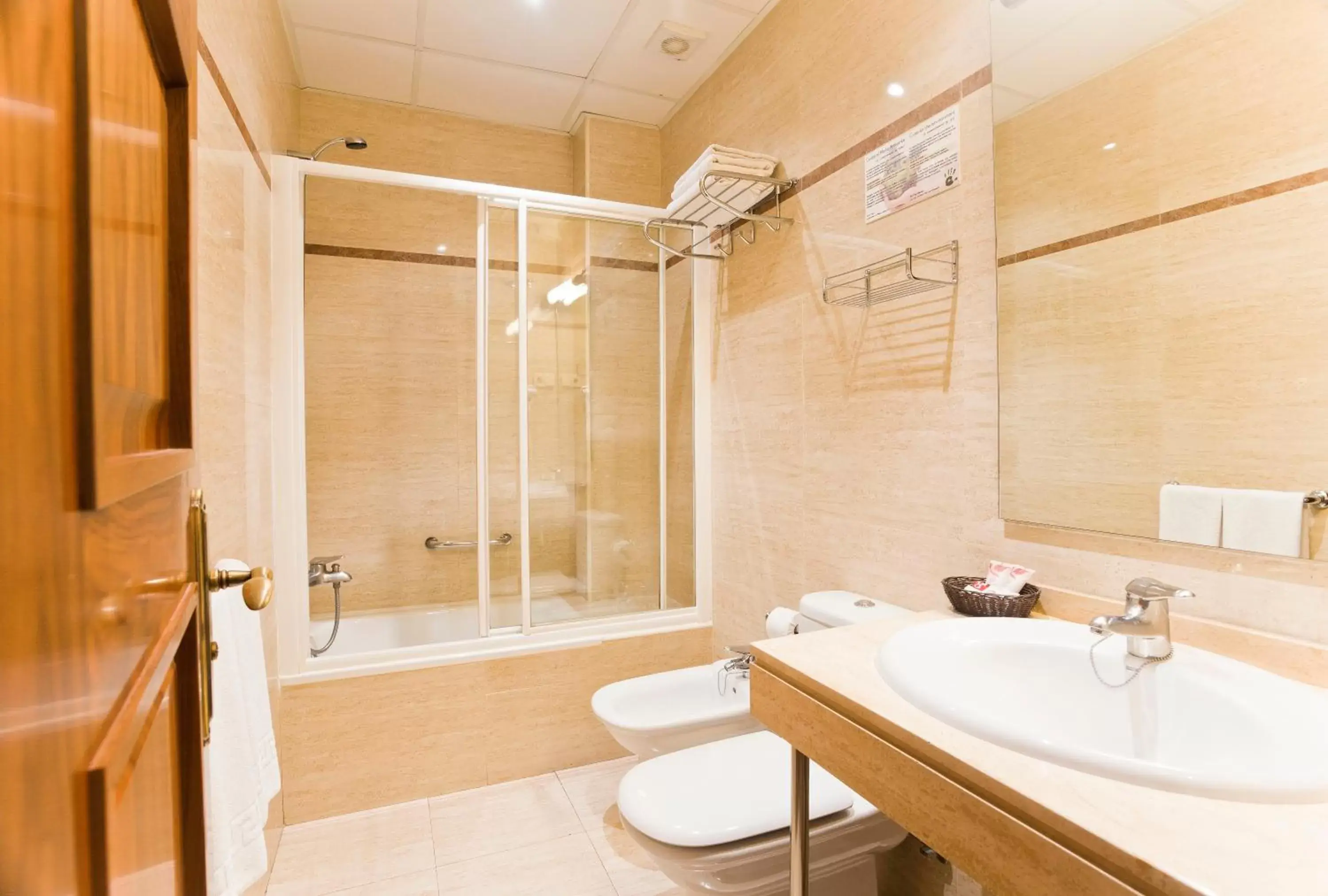Bathroom in Hotel Granada Centro
