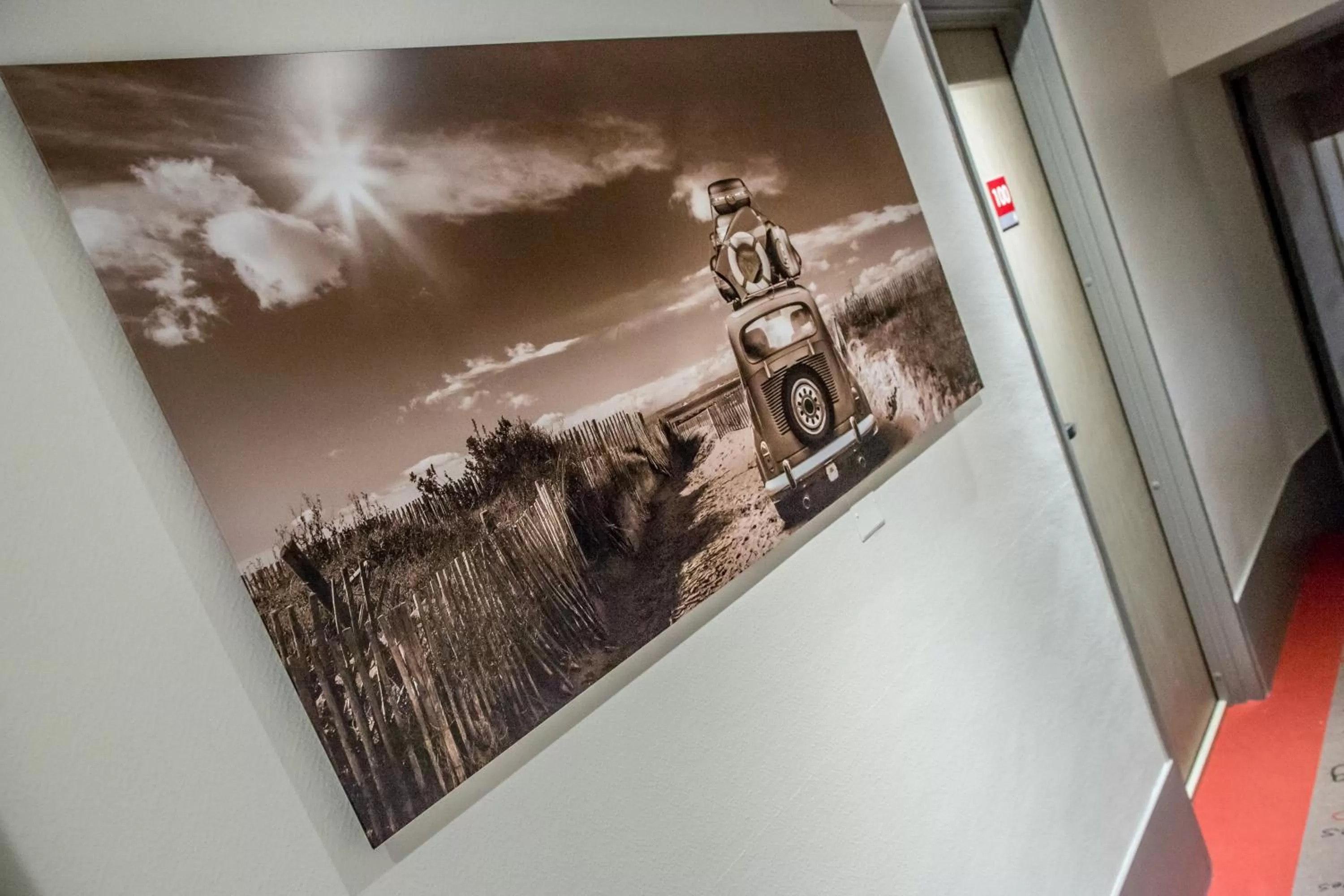 Decorative detail in Hôtel The Originals City Le Berry - proche centre-ville - Gare - parking - recharge véhicule