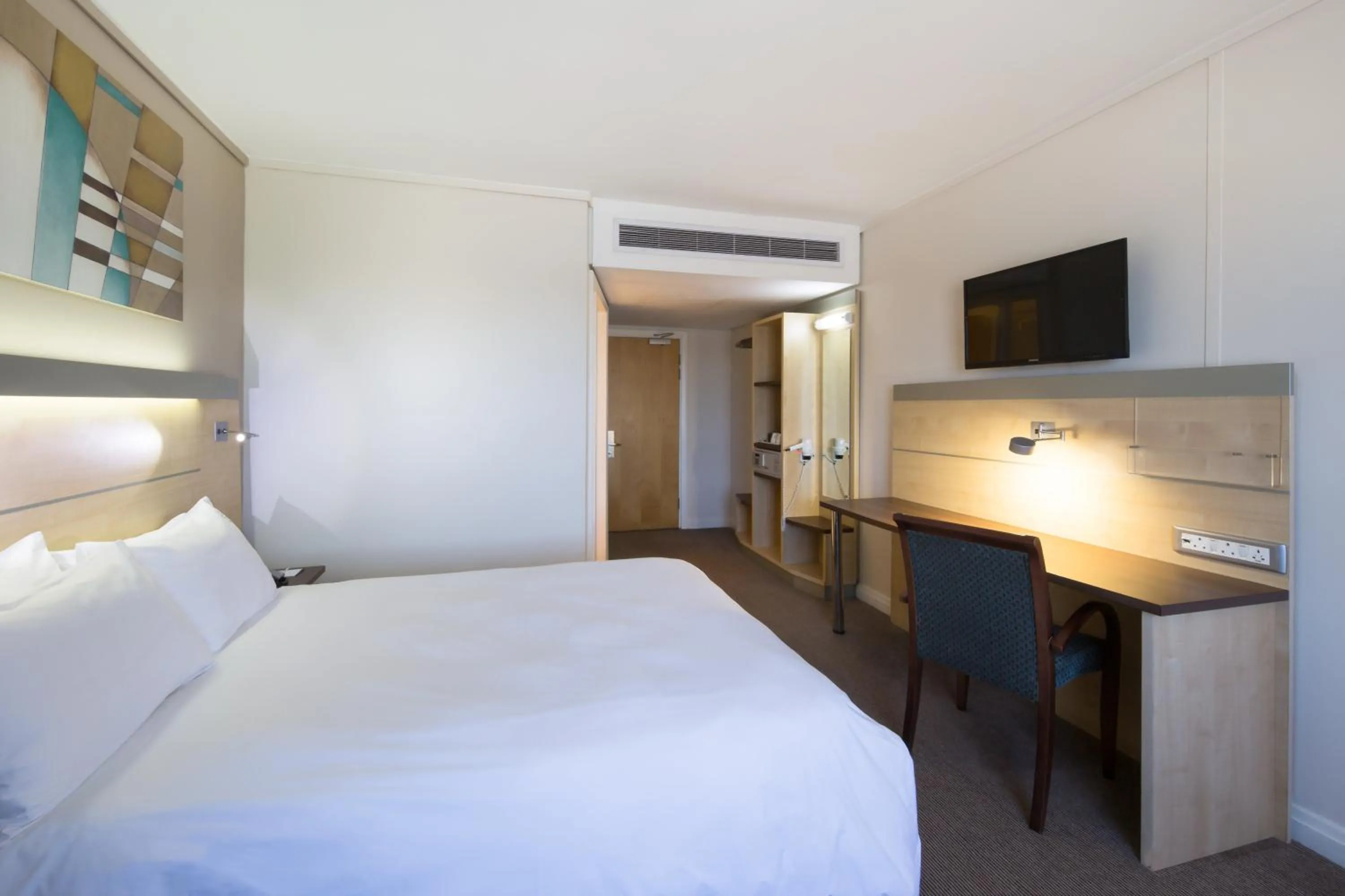 Photo of the whole room, Bed in Holiday Inn Express Sandton-Woodmead by IHG