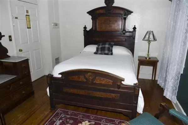 Bed in Inn at the Olde Silk Mill