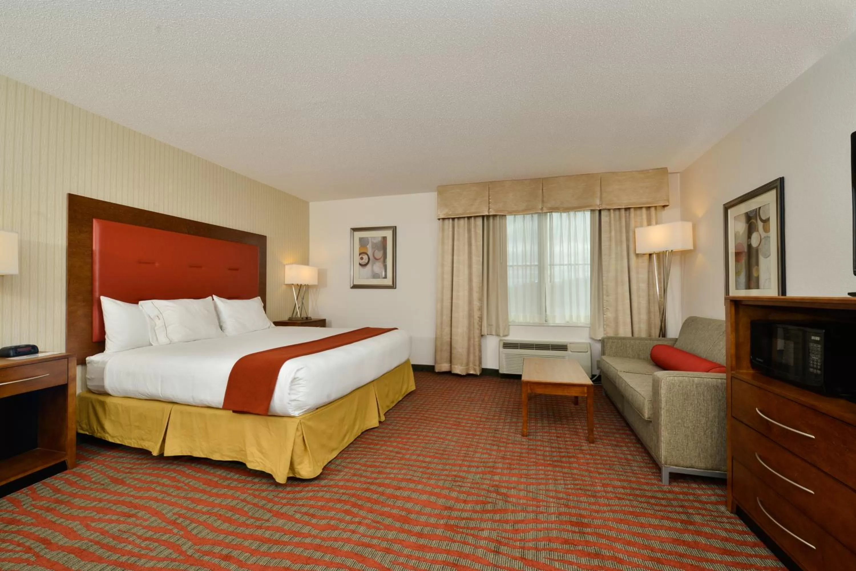 Photo of the whole room, Bed in Holiday Inn Express Boston-Milford by IHG