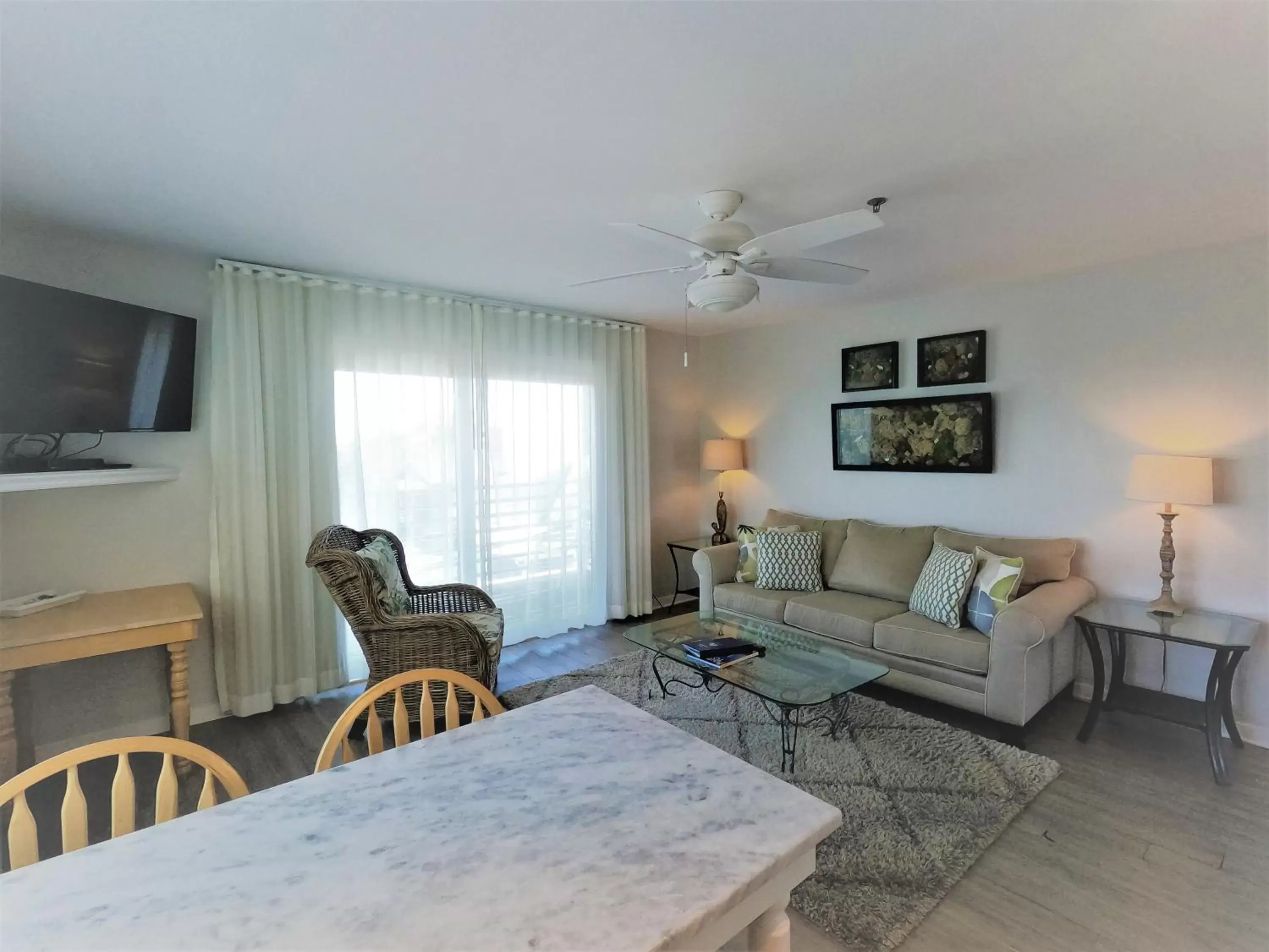 Living room, Seating Area in Sandpeddler Inn and Suites