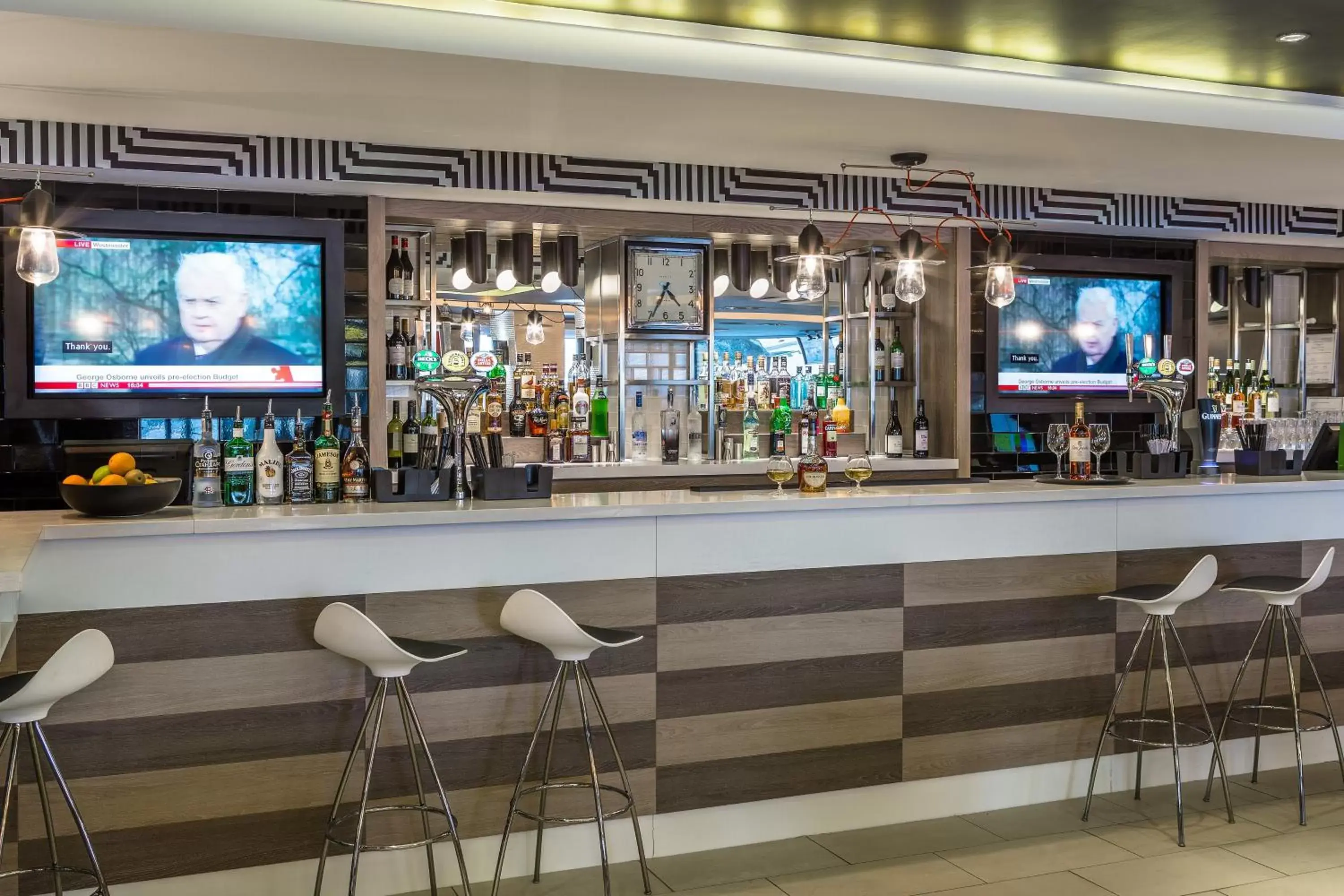 Lounge or bar, Lounge/Bar in Holiday Inn London Watford Junction, an IHG Hotel