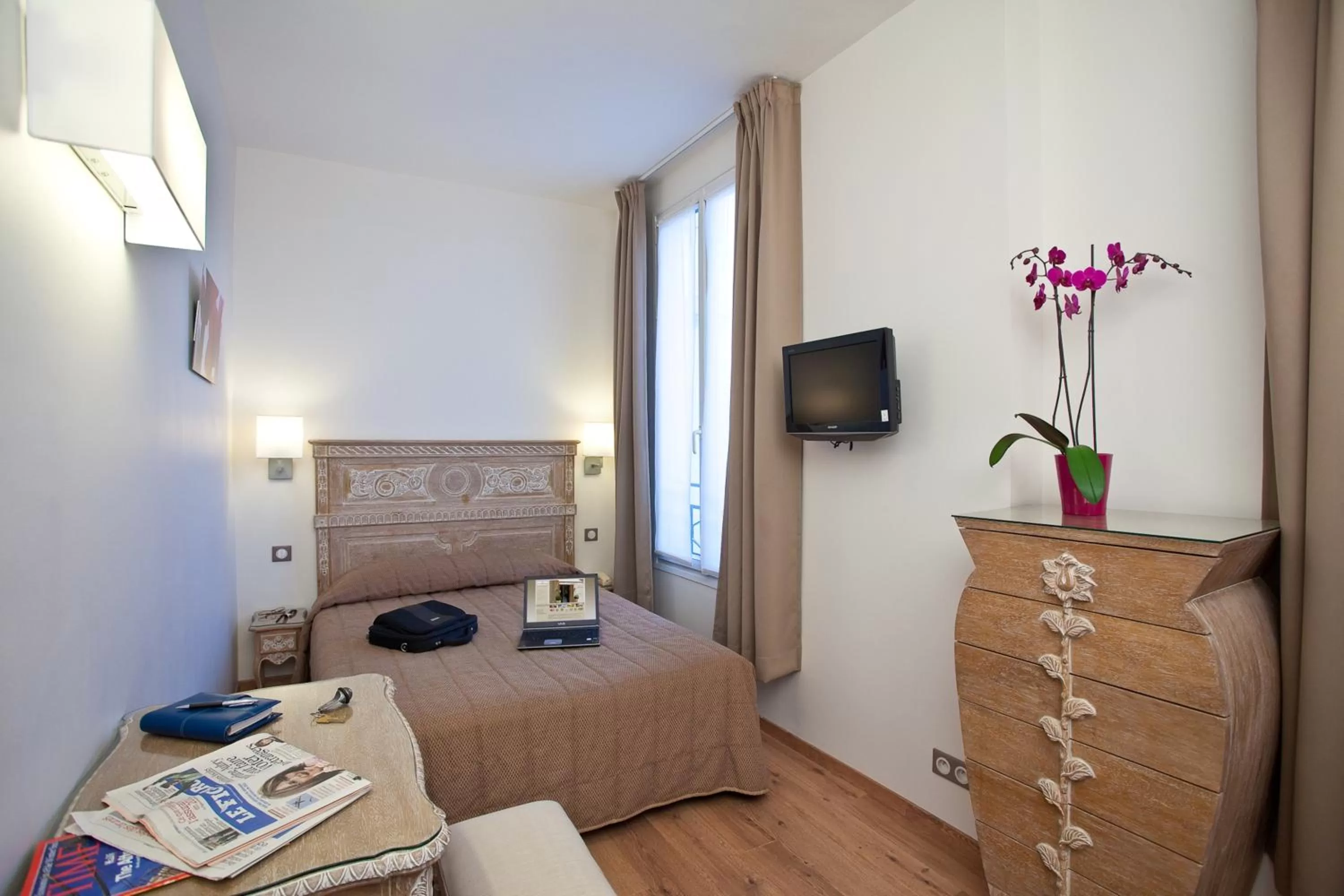 Bedroom, Bed in Hôtel Du Printemps