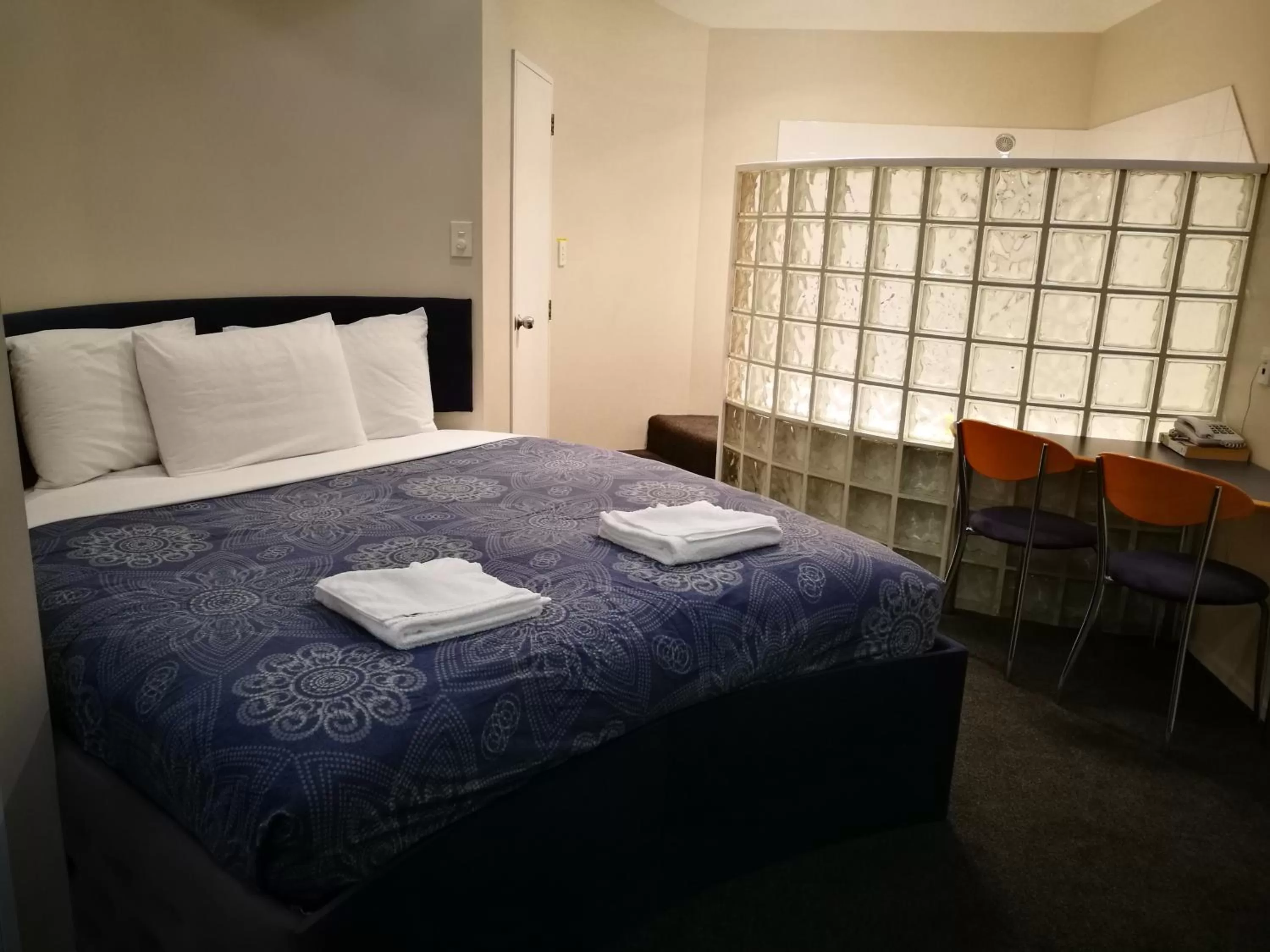 Bed in Airport Birches Motel