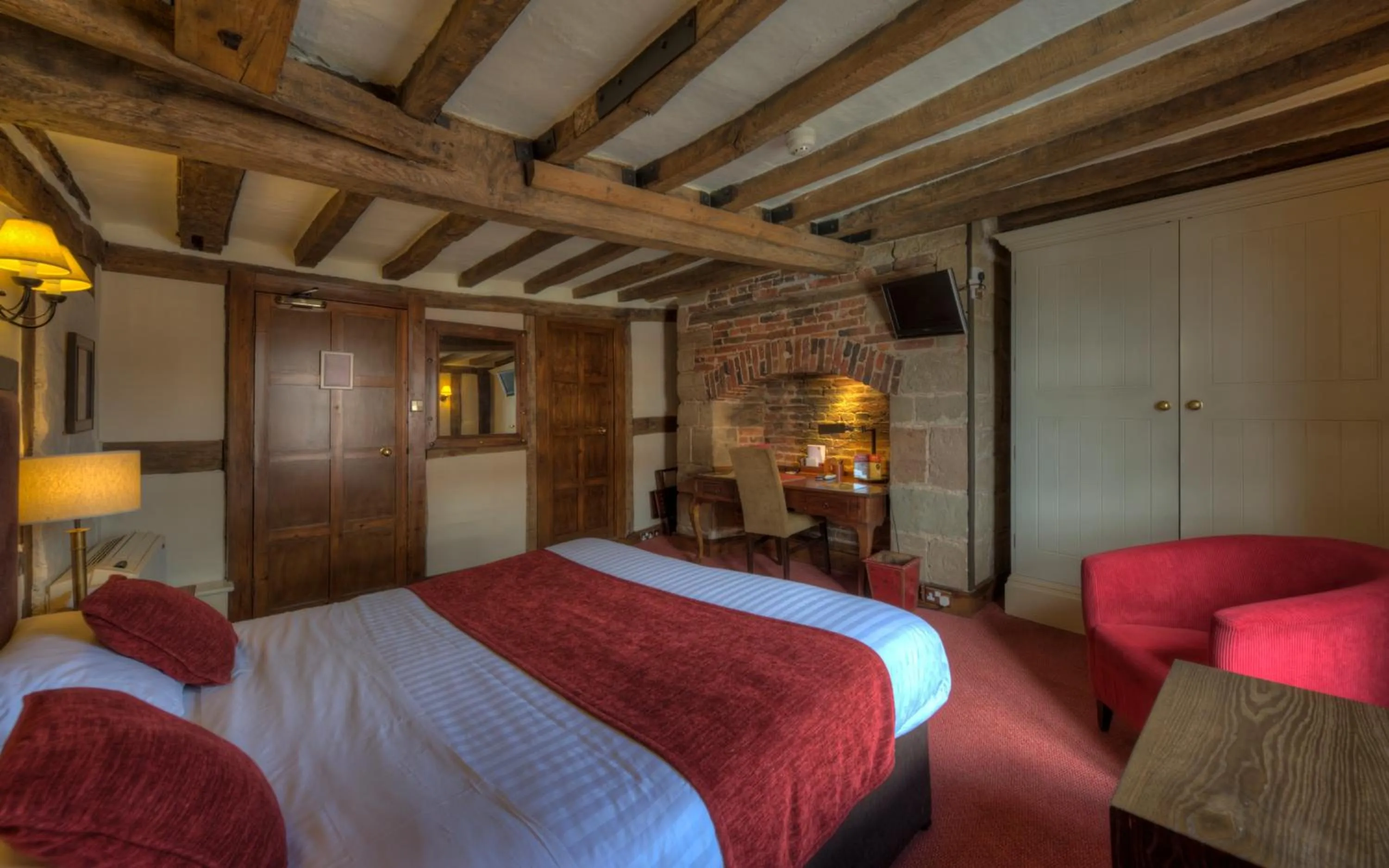 Photo of the whole room, Bed in Dog & Partridge by Chef & Brewer Collection