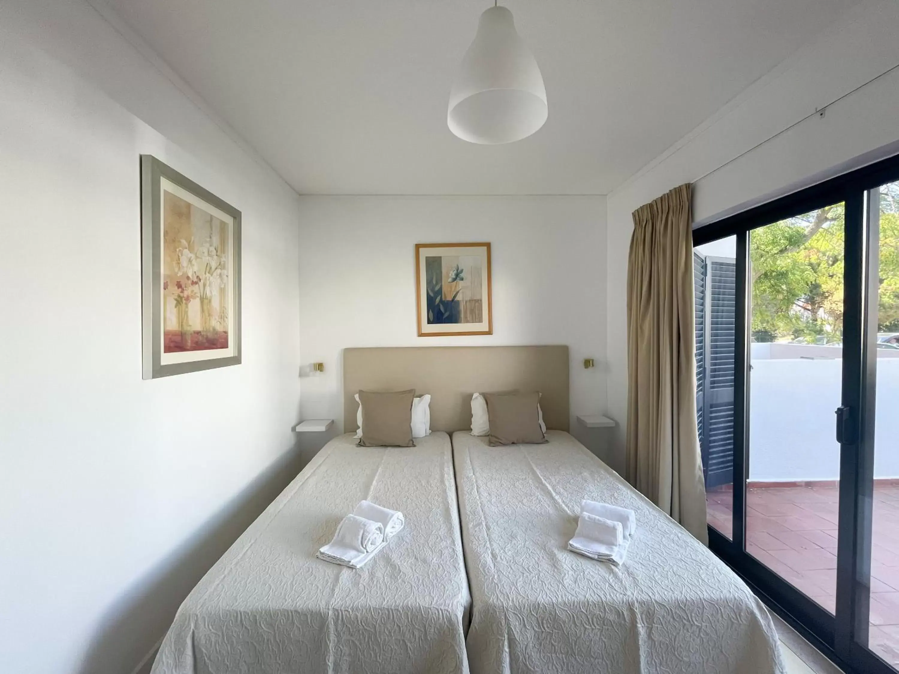 Bed in Mouraliz Apartments by HD PROPERTIES - Vilamoura Marina