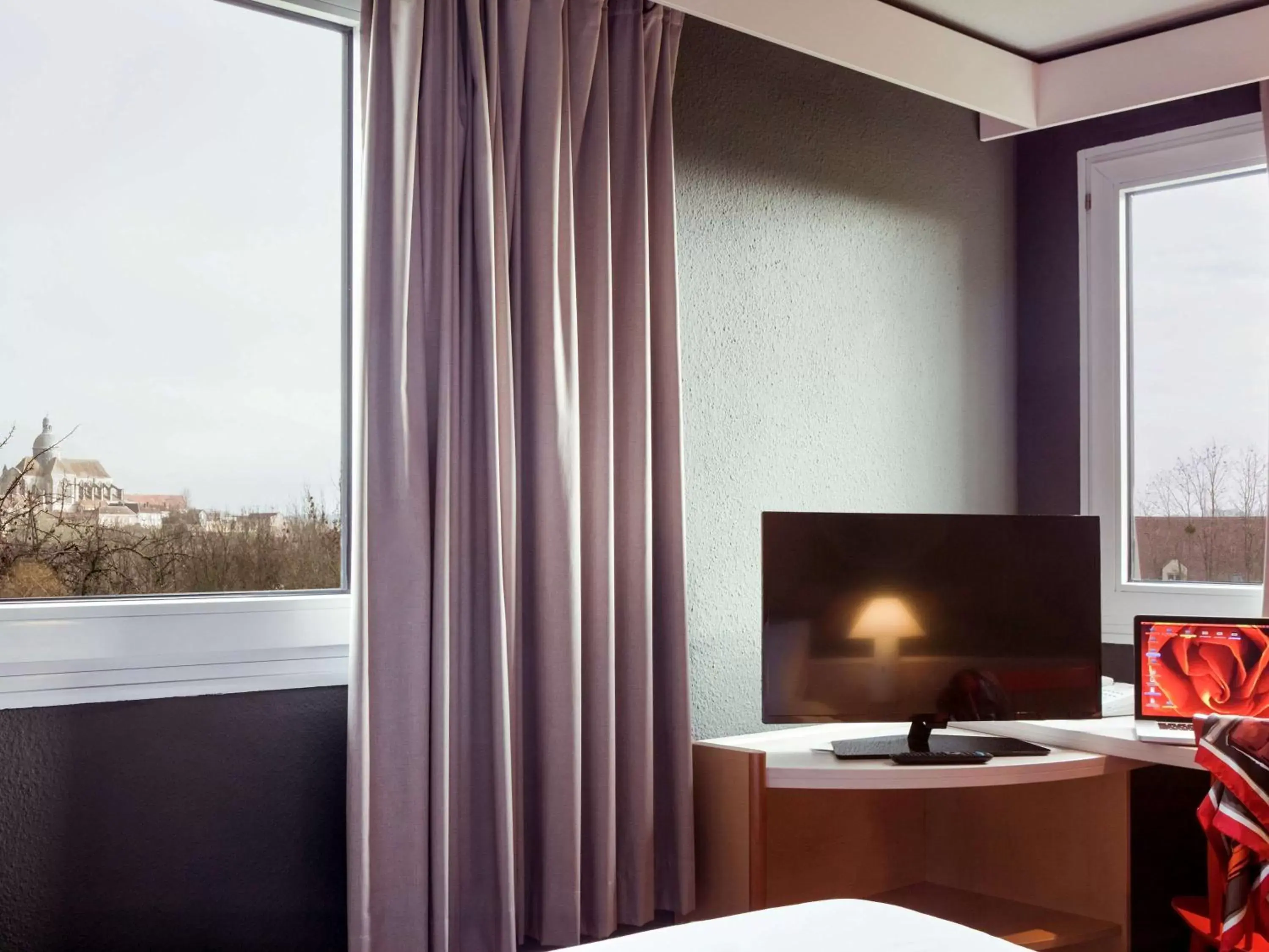 Photo of the whole room, TV/Entertainment Center in Ibis Provins