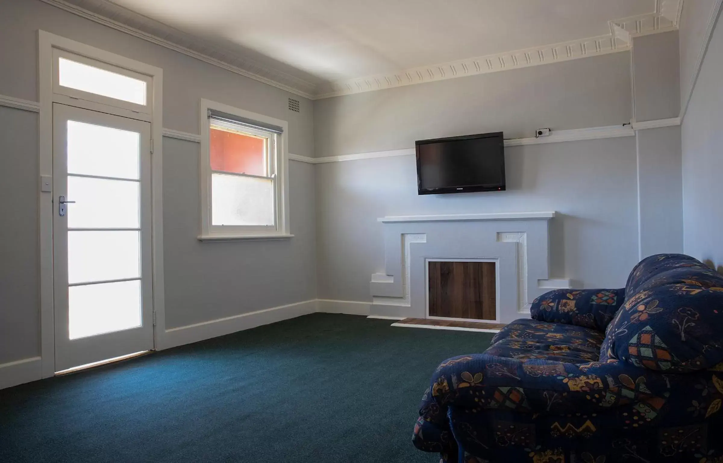 Communal lounge/ TV room, TV/Entertainment Center in Criterion Hotel Gundagai