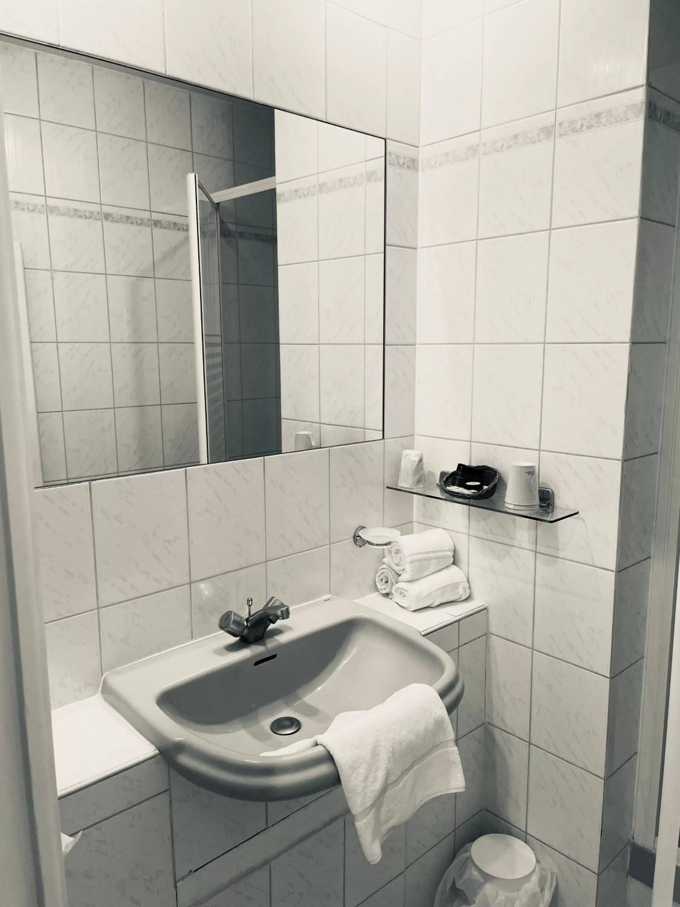 Bathroom in Hôtel Porte Mars - Reims Gare Centre Arena