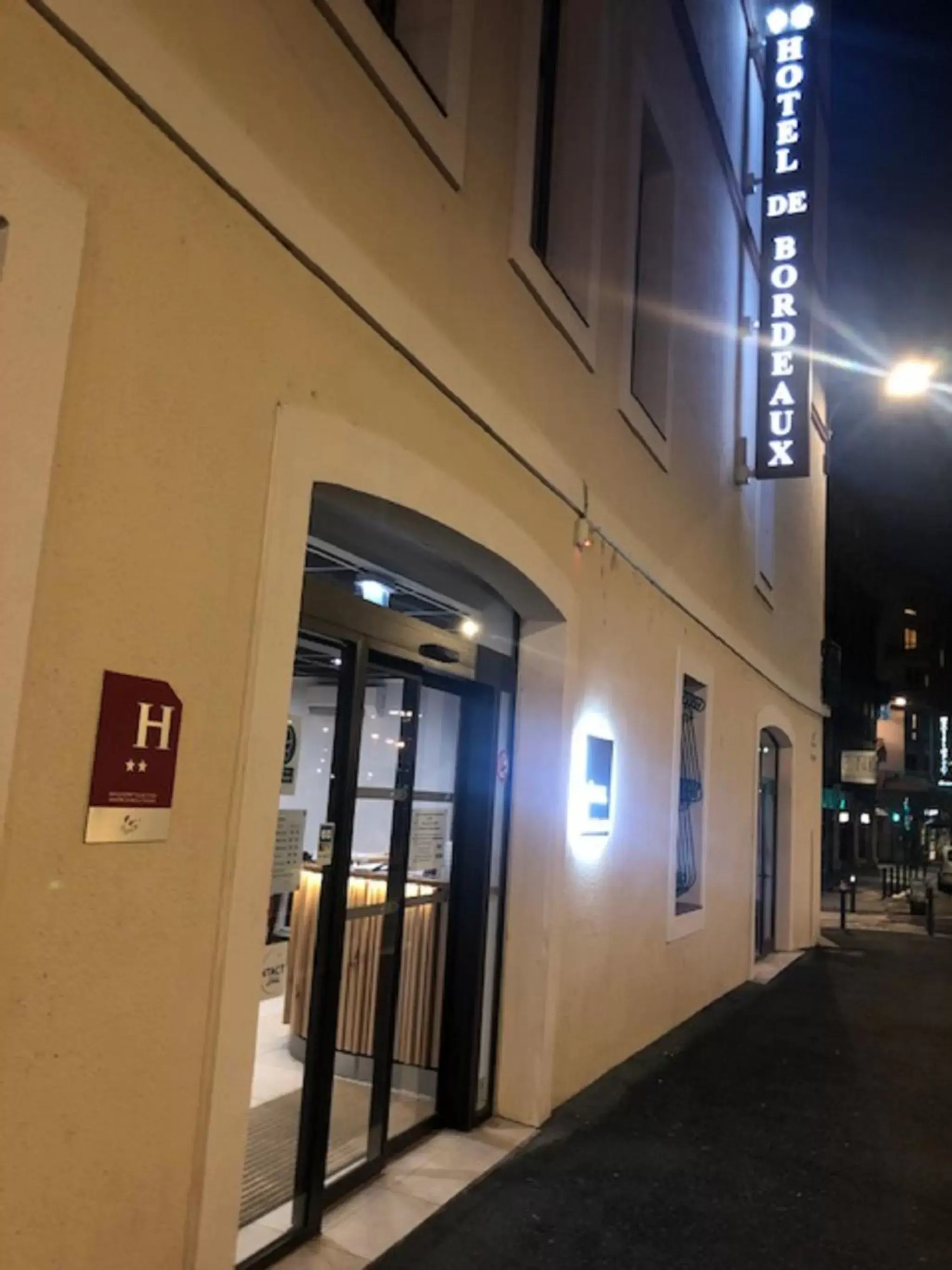 Facade/entrance in Hotel de Bordeaux