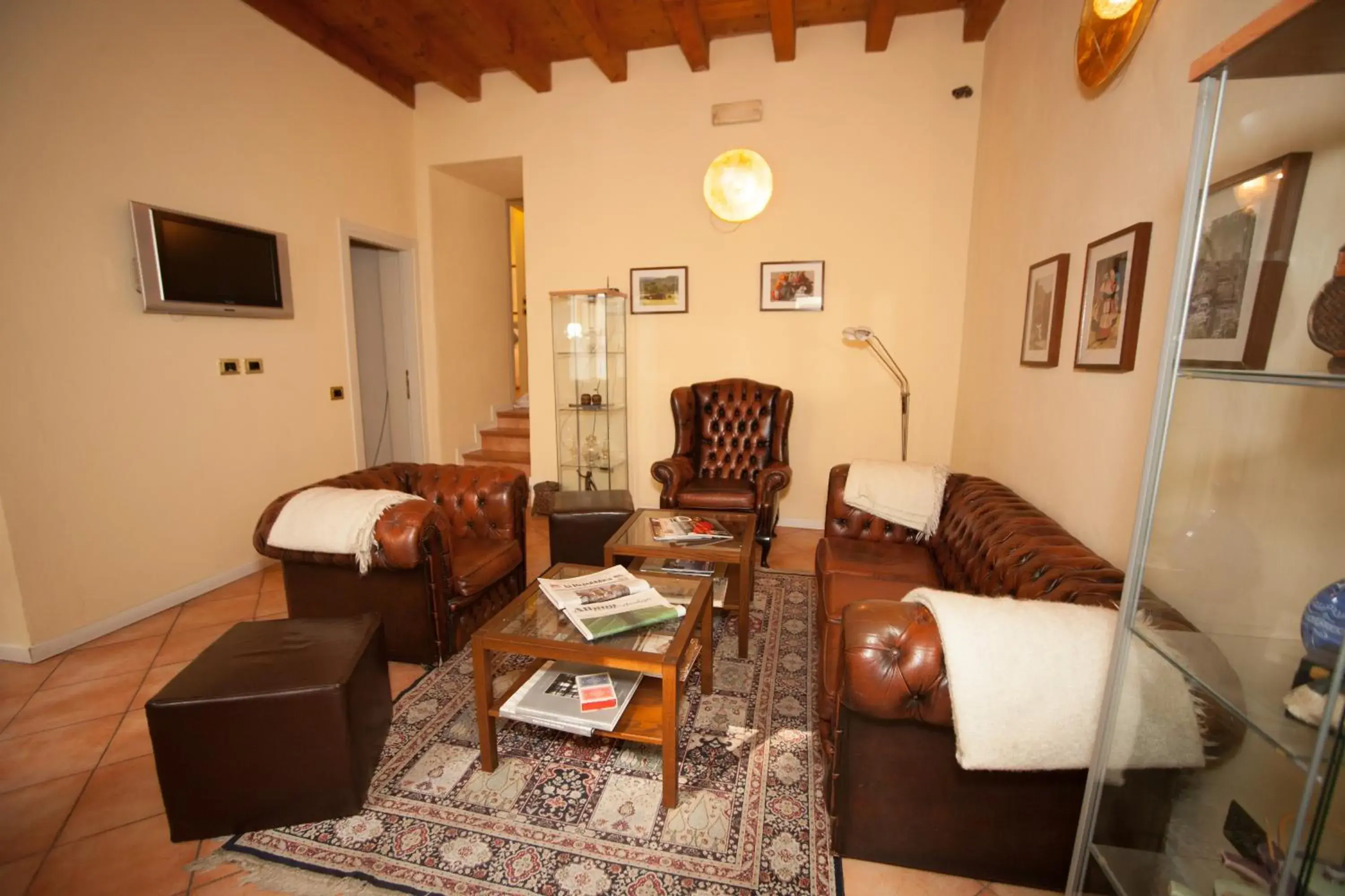 Communal lounge/ TV room, Seating Area in Albergo Orologio